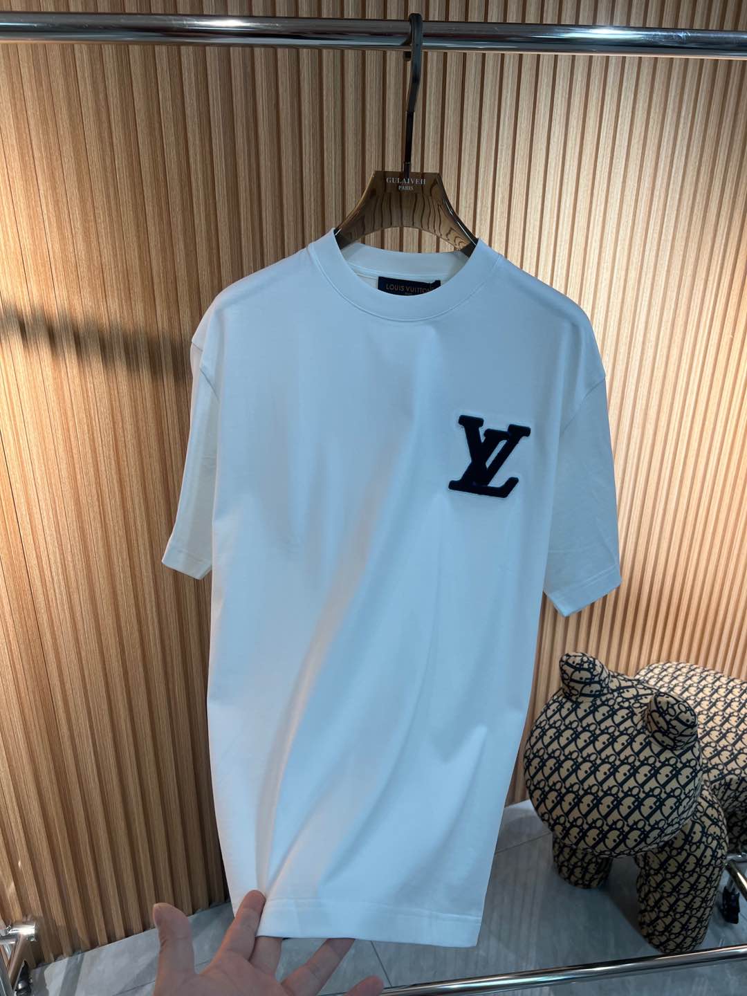   Lv  2025春夏新款首发专柜最新款短袖圆领T恤 高端订制 设计前卫时尚！品牌logo重工艺设计 
