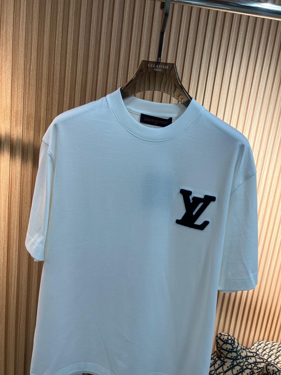   Lv  2025春夏新款首发专柜最新款短袖圆领T恤 高端订制 设计前卫时尚！品牌logo重工艺设计 