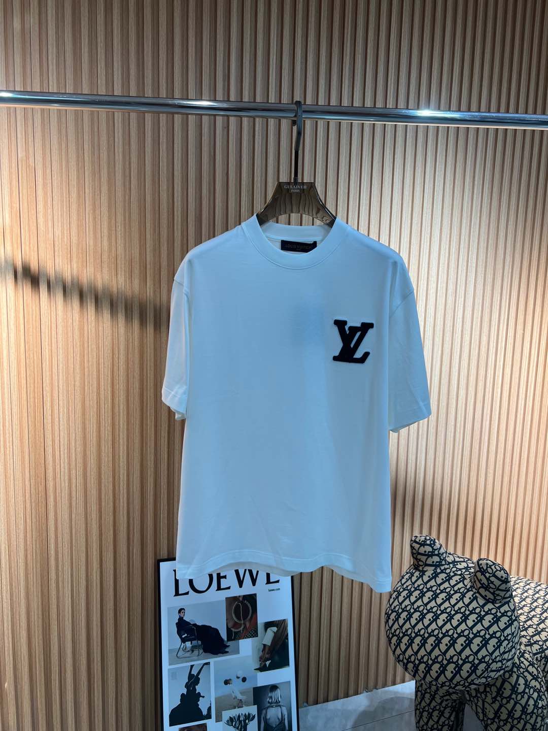   Lv  2025春夏新款首发专柜最新款短袖圆领T恤 高端订制 设计前卫时尚！品牌logo重工艺设计 
