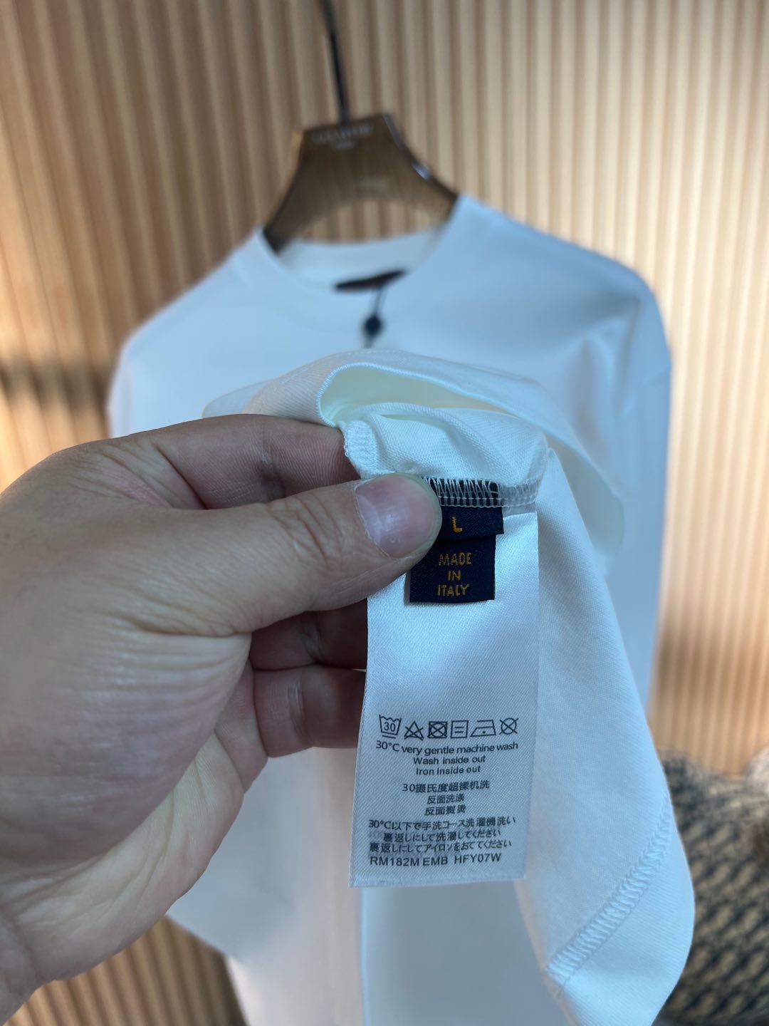   Lv  2025春夏新款首发专柜最新款短袖圆领T恤 高端订制 设计前卫时尚！品牌logo重工艺设计 