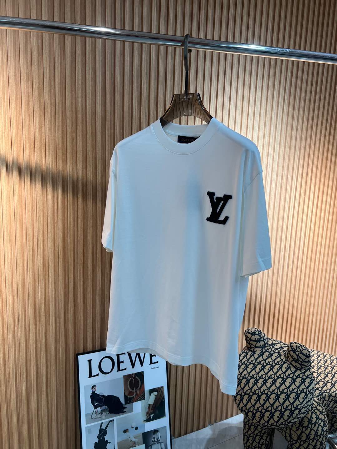   Lv  2025春夏新款首发专柜最新款短袖圆领T恤 高端订制 设计前卫时尚！品牌logo重工艺设计 
