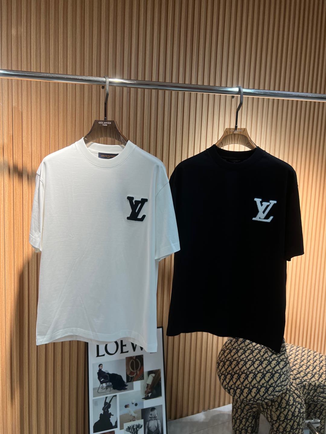   Lv  2025春夏新款首发专柜最新款短袖圆领T恤 高端订制 设计前卫时尚！品牌logo重工艺设计 