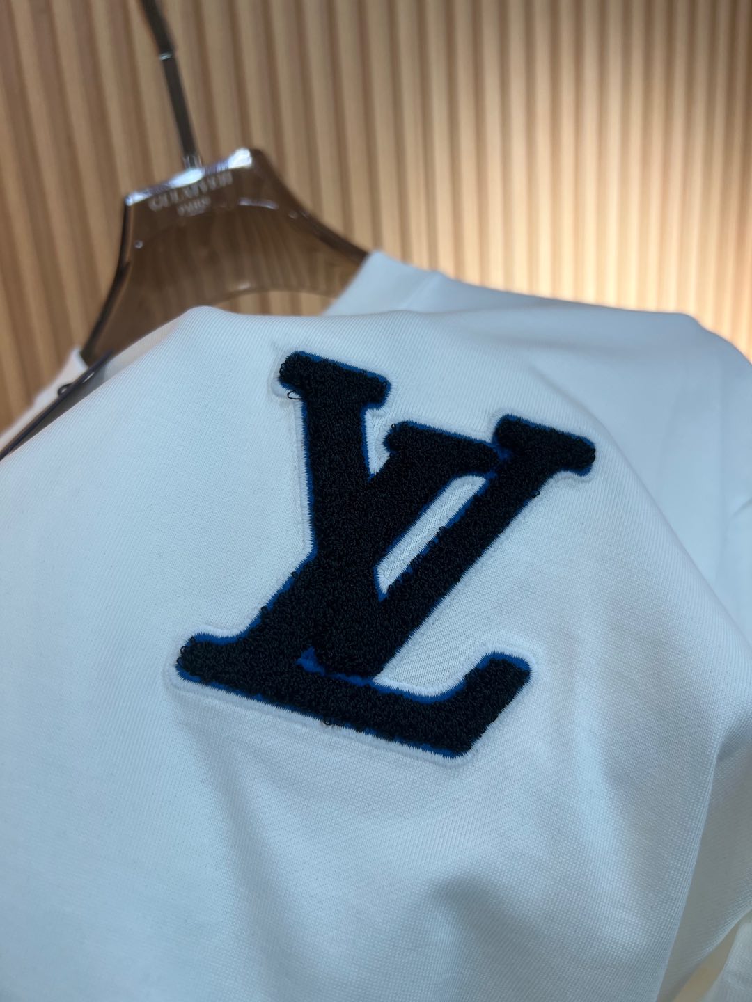   Lv  2025春夏新款首发专柜最新款短袖圆领T恤 高端订制 设计前卫时尚！品牌logo重工艺设计 