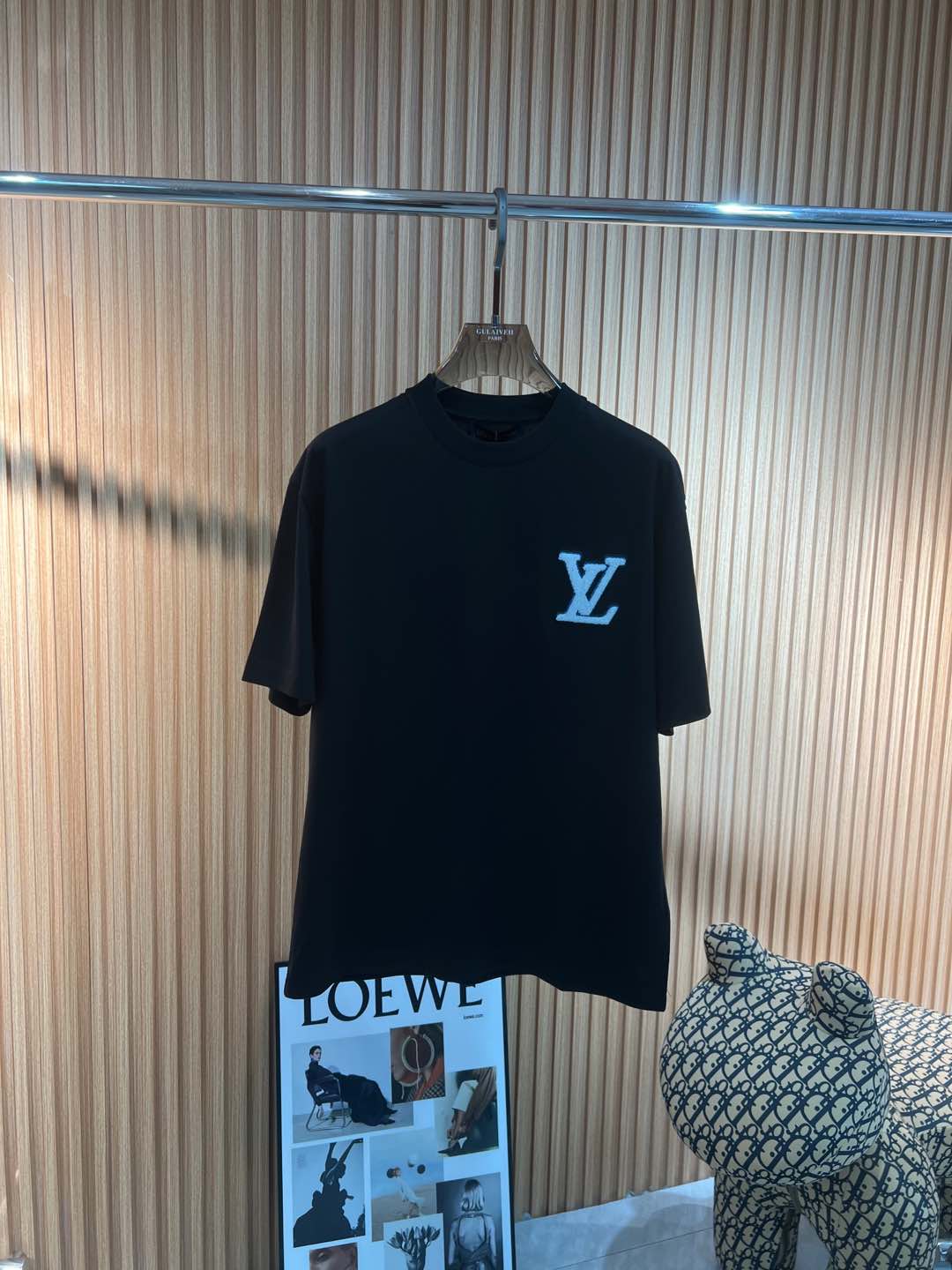   Lv  2025春夏新款首发专柜最新款短袖圆领T恤 高端订制 设计前卫时尚！品牌logo重工艺设计 