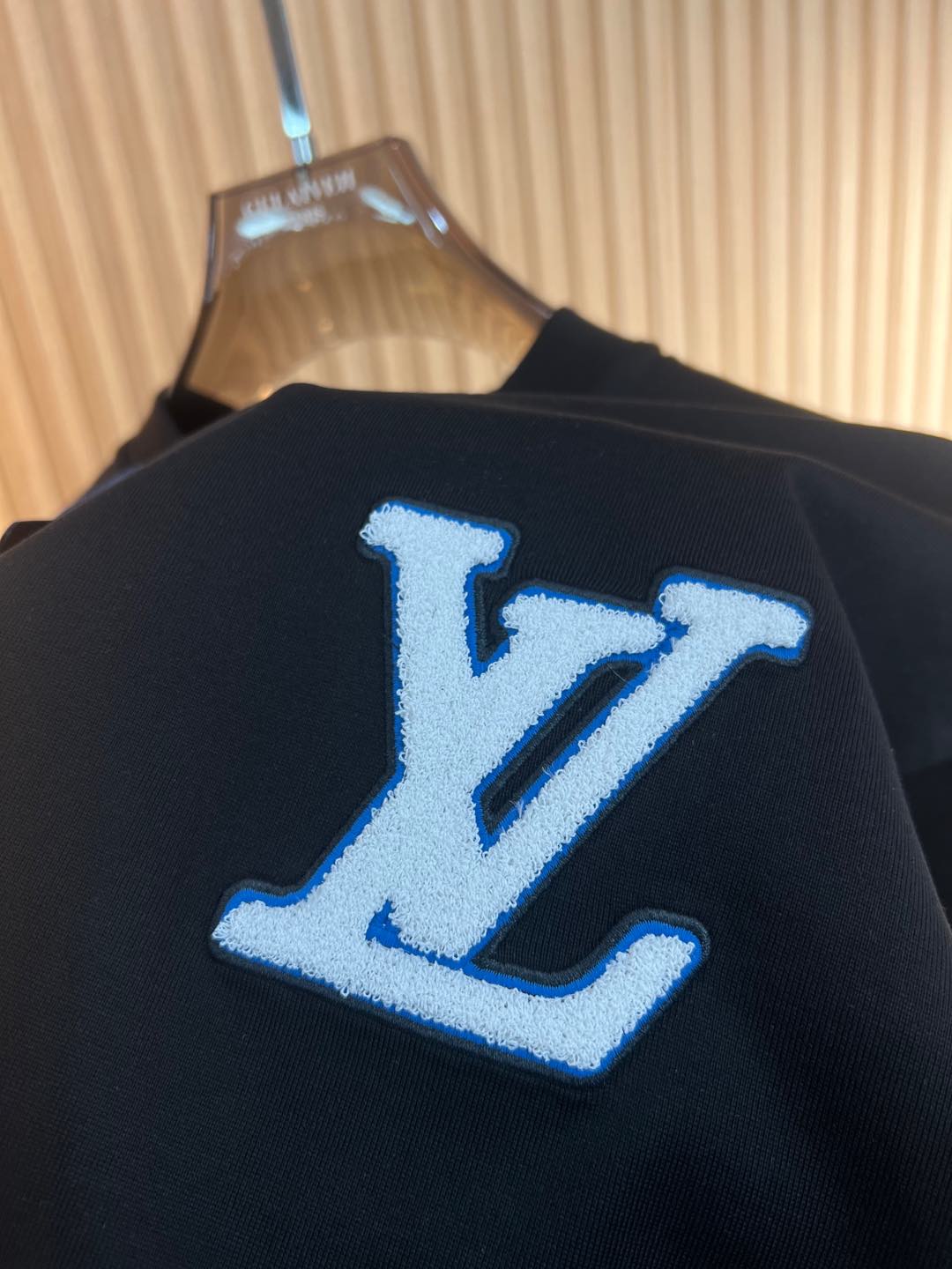   Lv  2025春夏新款首发专柜最新款短袖圆领T恤 高端订制 设计前卫时尚！品牌logo重工艺设计 