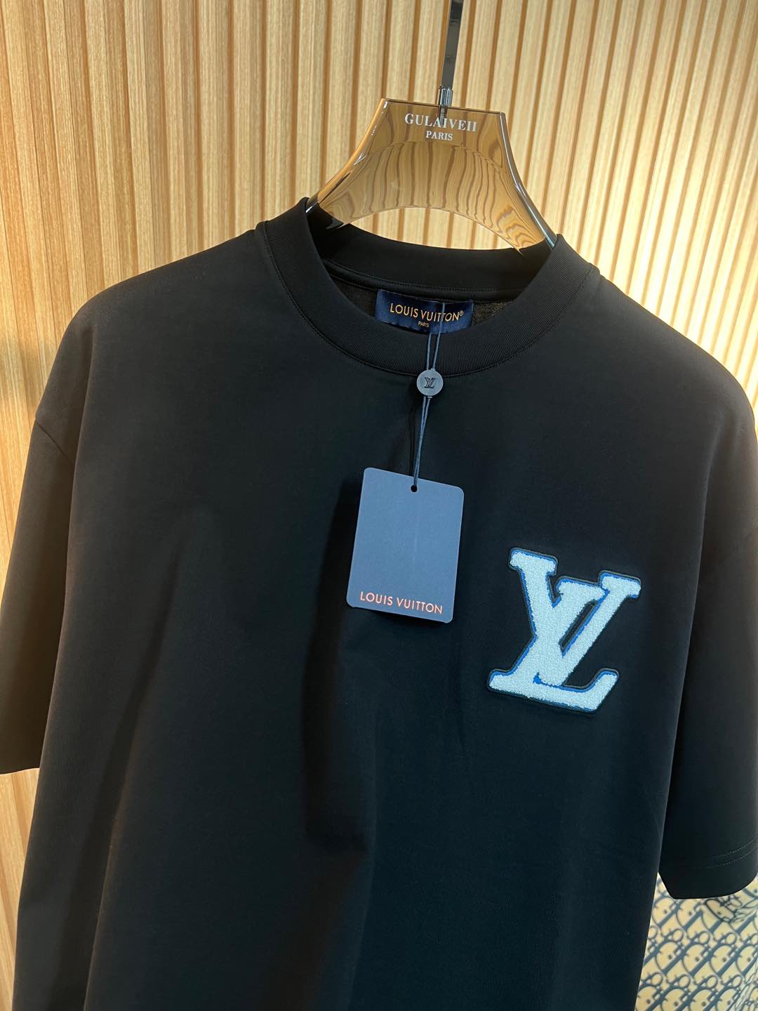   Lv  2025春夏新款首发专柜最新款短袖圆领T恤 高端订制 设计前卫时尚！品牌logo重工艺设计 