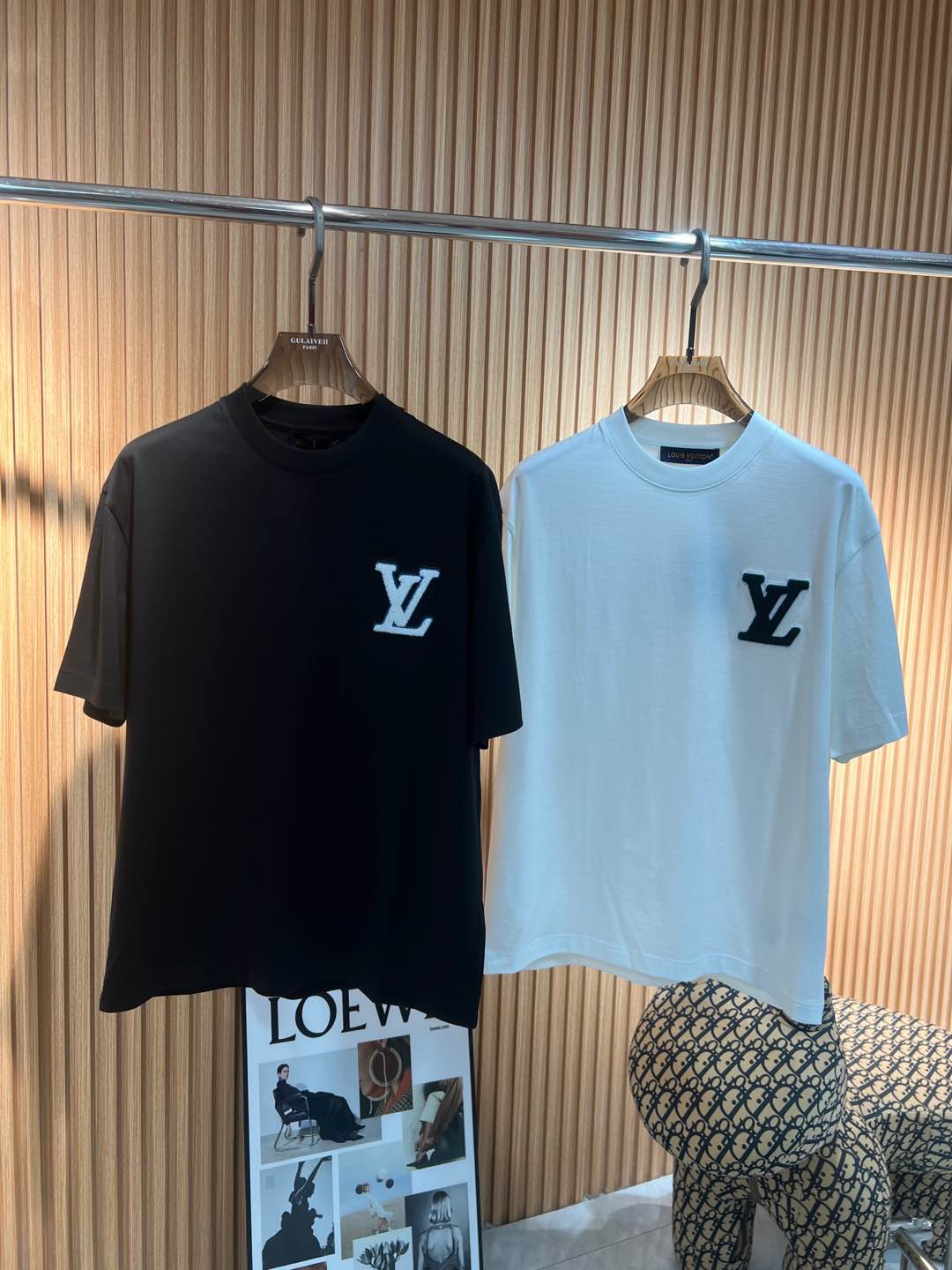   Lv  2025春夏新款首发专柜最新款短袖圆领T恤 高端订制 设计前卫时尚！品牌logo重工艺设计 