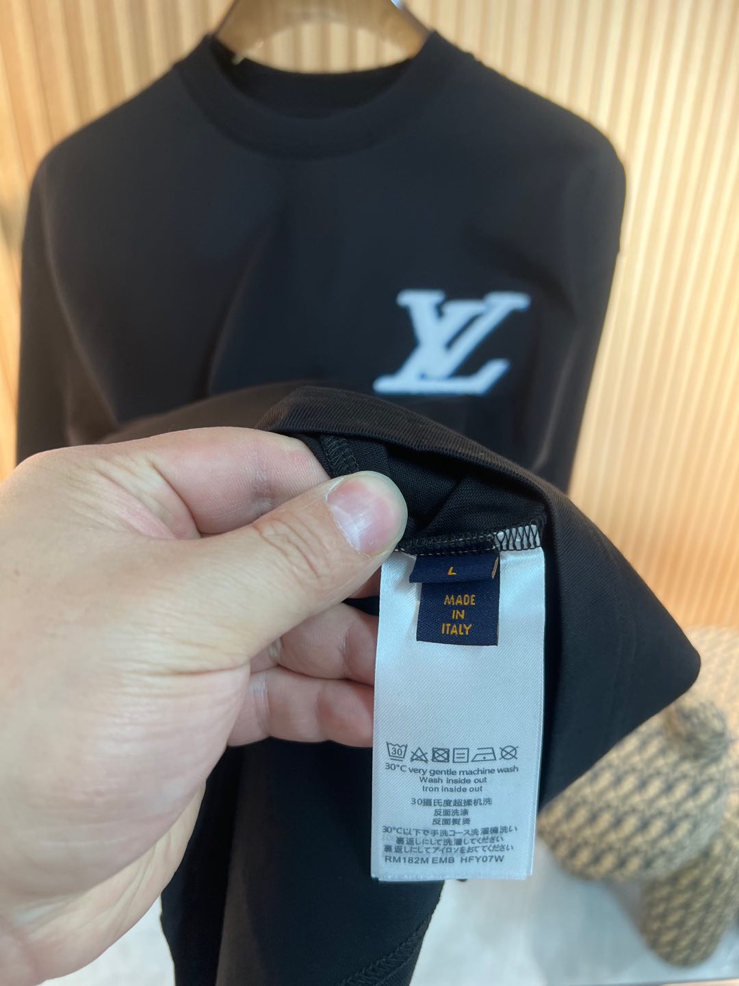   Lv  2025春夏新款首发专柜最新款短袖圆领T恤 高端订制 设计前卫时尚！品牌logo重工艺设计 