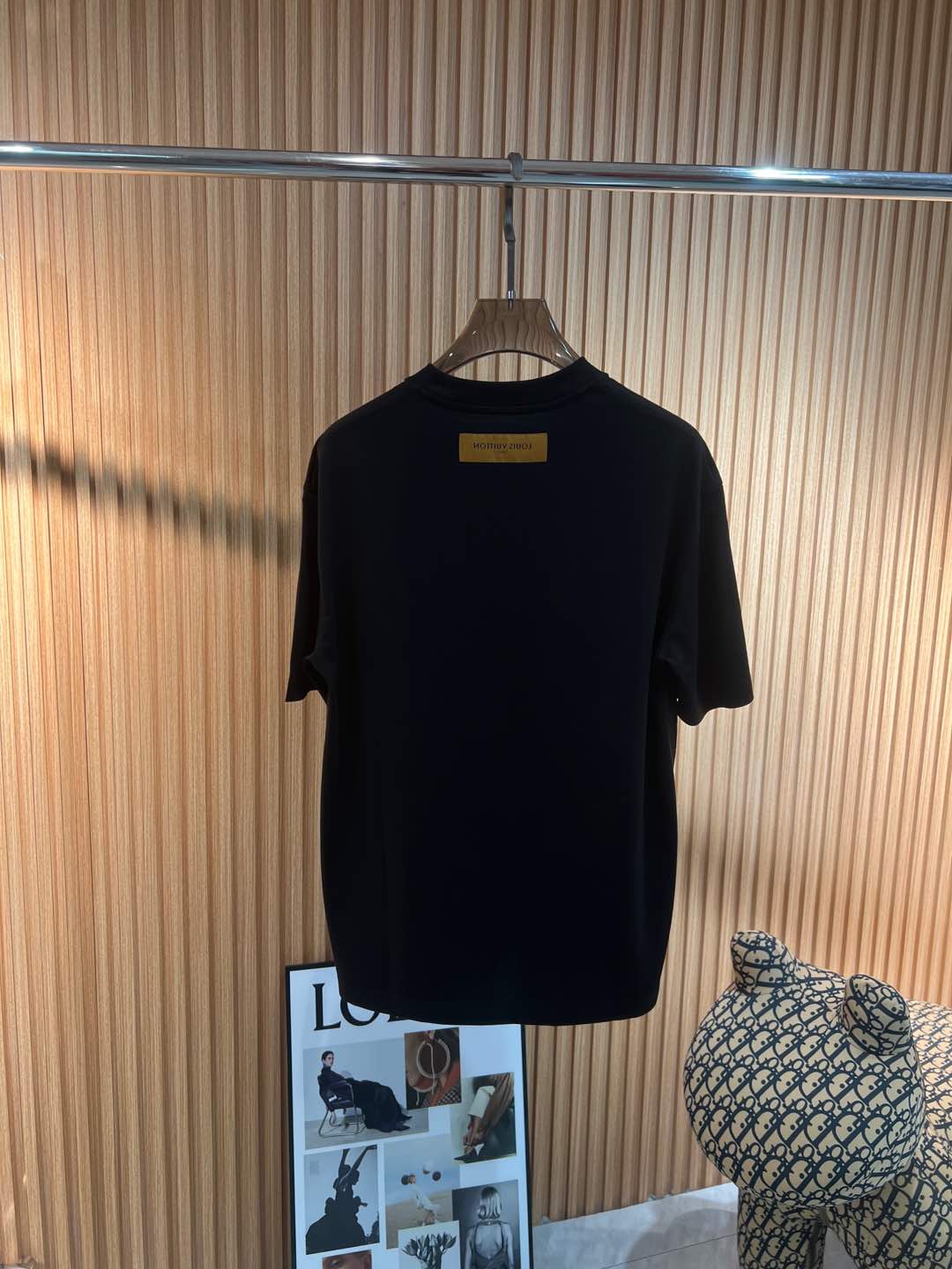   Lv  2025春夏新款首发专柜最新款短袖圆领T恤 高端订制 设计前卫时尚！品牌logo重工艺设计 