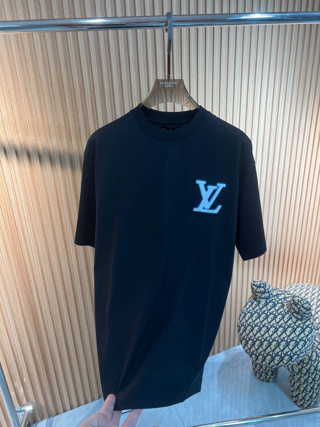   Lv  2025春夏新款首发专柜最新款短袖圆领T恤 高端订制 设计前卫时尚！品牌logo重工艺设计 