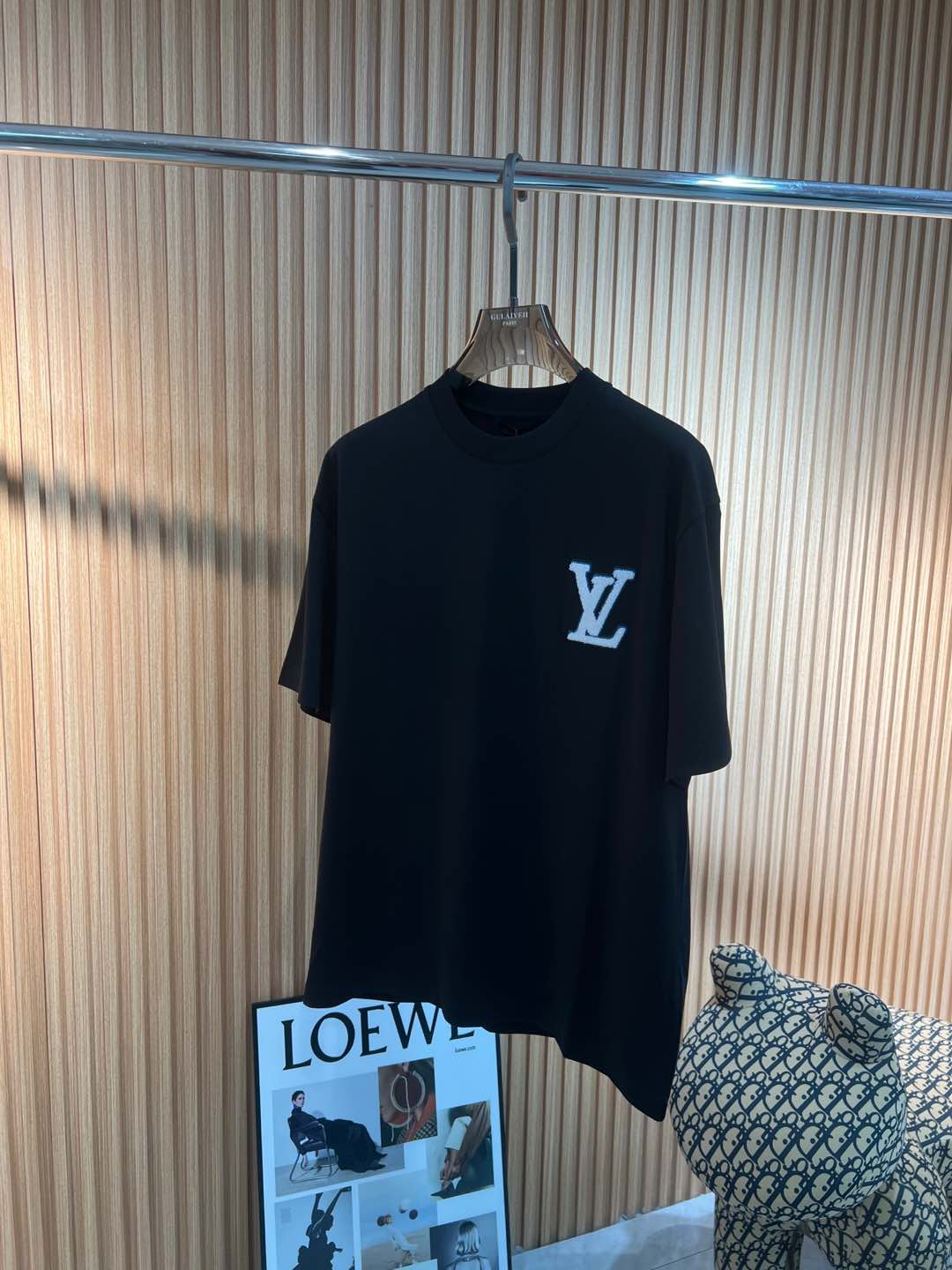   Lv  2025春夏新款首发专柜最新款短袖圆领T恤 高端订制 设计前卫时尚！品牌logo重工艺设计 
