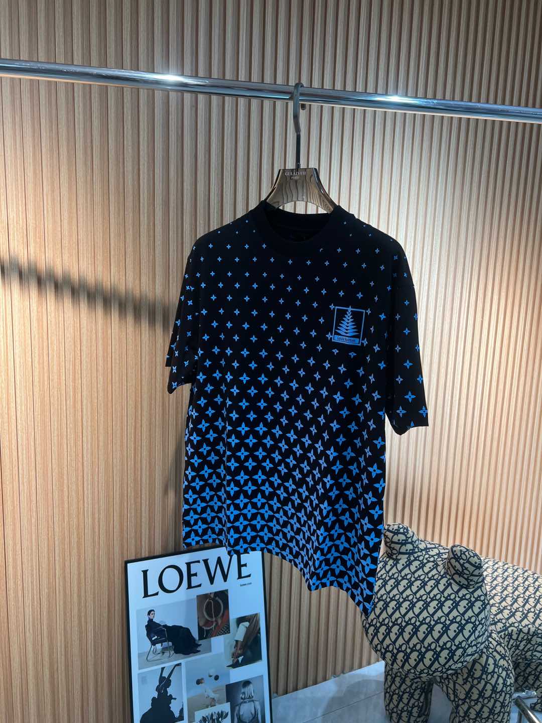   Lv  2025春夏新款首发专柜最新款短袖圆领T恤 高端订制 设计前卫时尚！品牌logo重工艺设计 