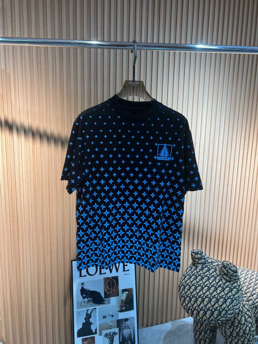   Lv  2025春夏新款首发专柜最新款短袖圆领T恤 高端订制 设计前卫时尚！品牌logo重工艺设计 