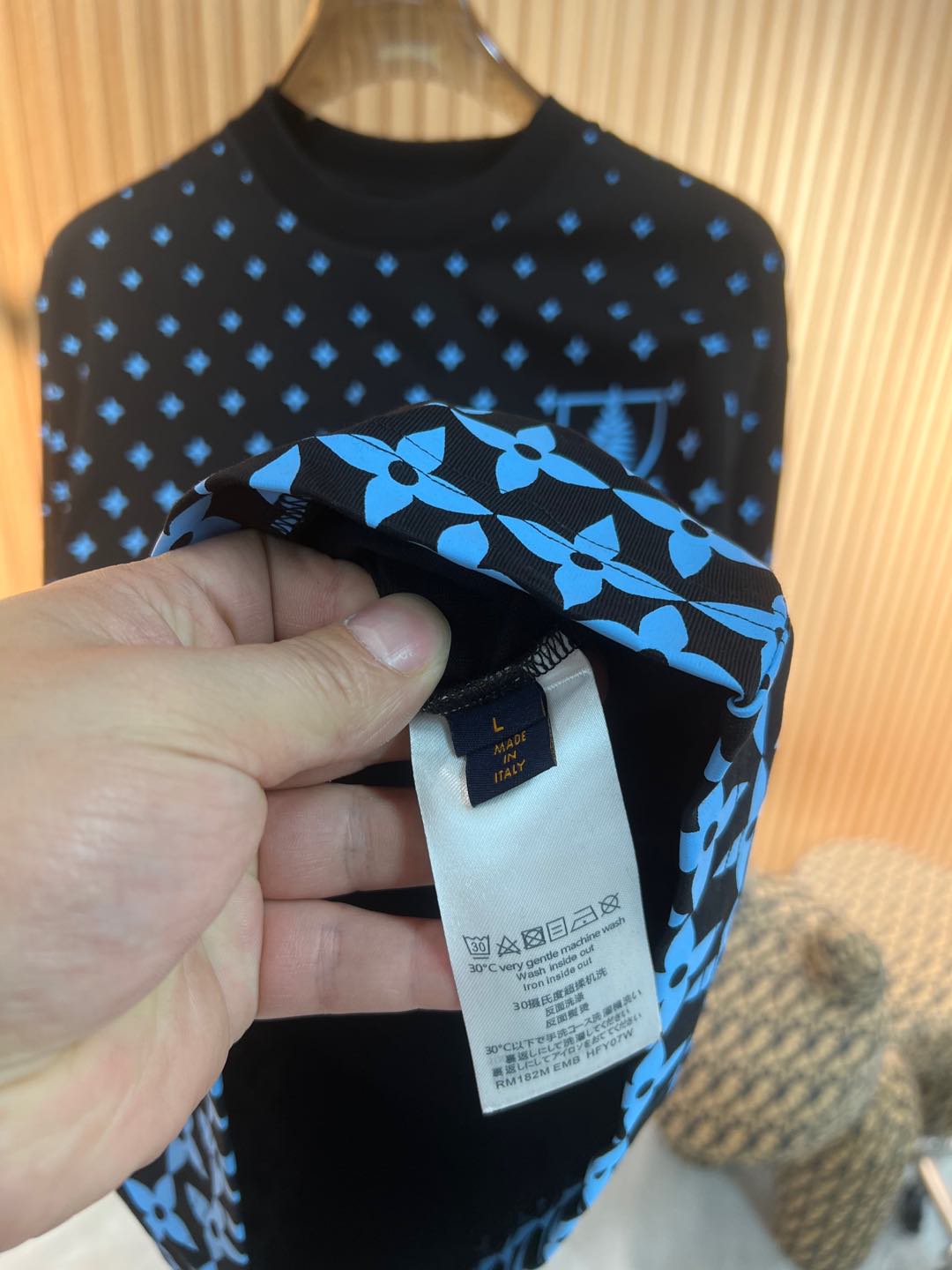   Lv  2025春夏新款首发专柜最新款短袖圆领T恤 高端订制 设计前卫时尚！品牌logo重工艺设计 