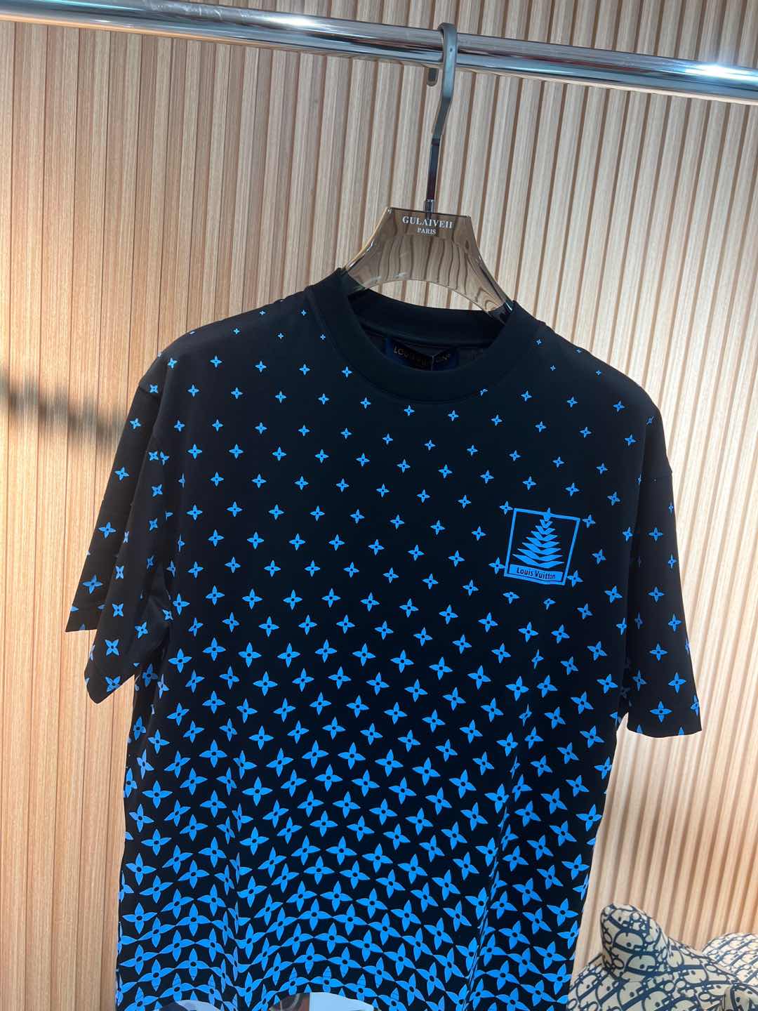   Lv  2025春夏新款首发专柜最新款短袖圆领T恤 高端订制 设计前卫时尚！品牌logo重工艺设计 