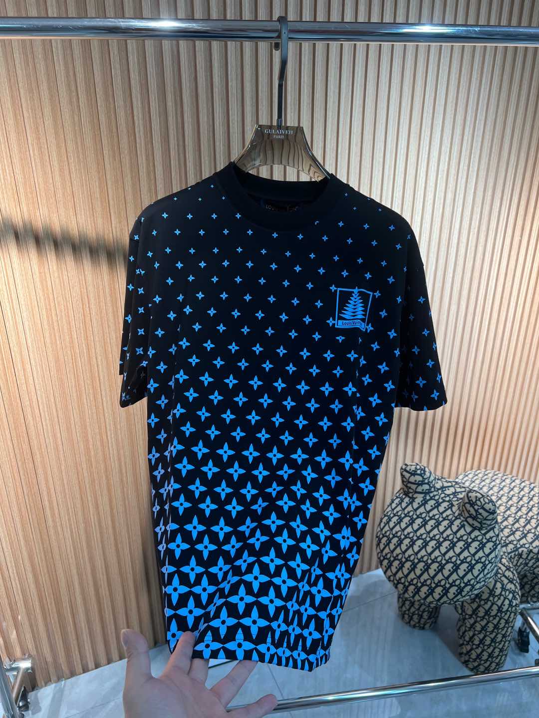   Lv  2025春夏新款首发专柜最新款短袖圆领T恤 高端订制 设计前卫时尚！品牌logo重工艺设计 