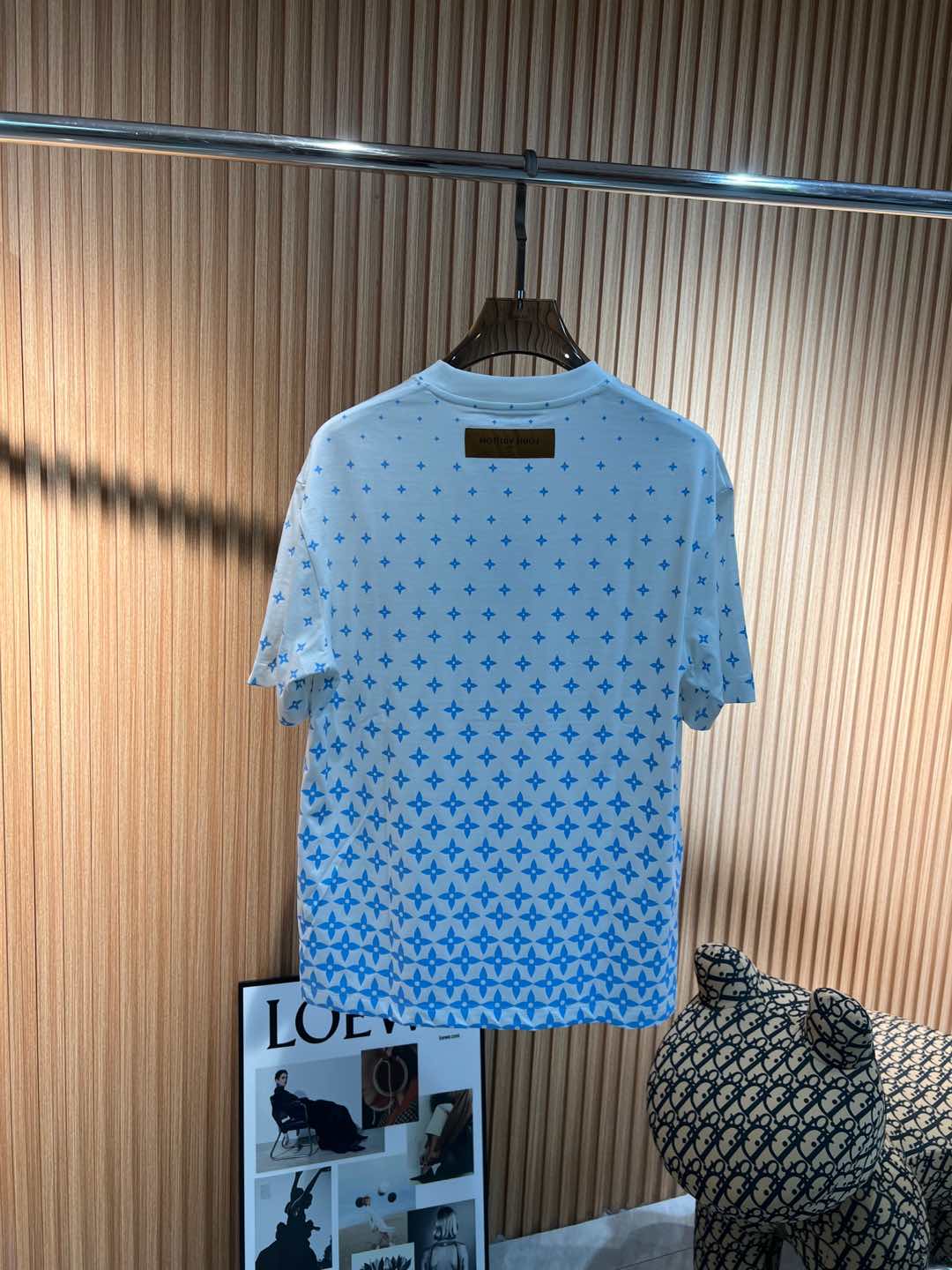   Lv  2025春夏新款首发专柜最新款短袖圆领T恤 高端订制 设计前卫时尚！品牌logo重工艺设计 