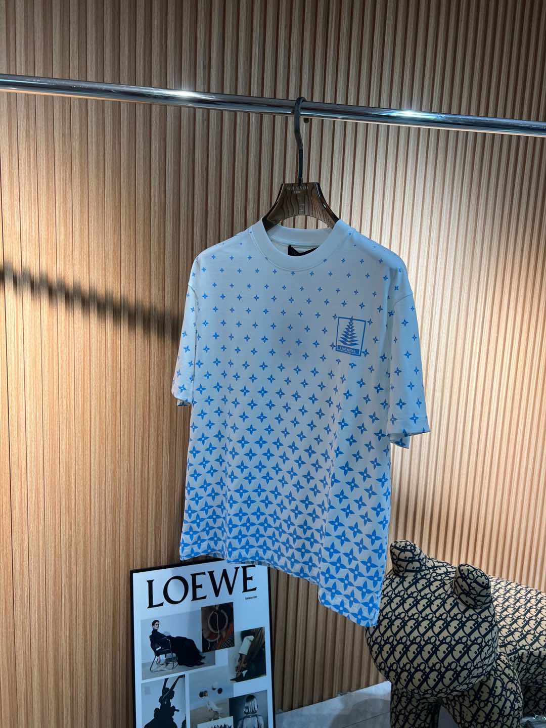   Lv  2025春夏新款首发专柜最新款短袖圆领T恤 高端订制 设计前卫时尚！品牌logo重工艺设计 