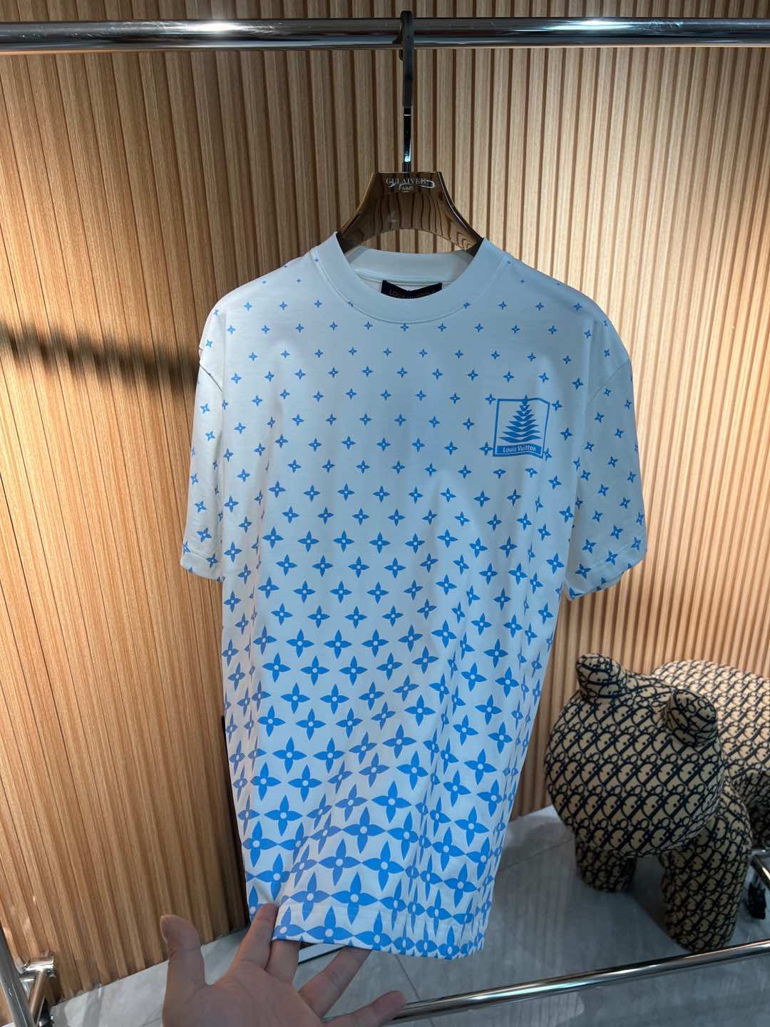   Lv  2025春夏新款首发专柜最新款短袖圆领T恤 高端订制 设计前卫时尚！品牌logo重工艺设计 
