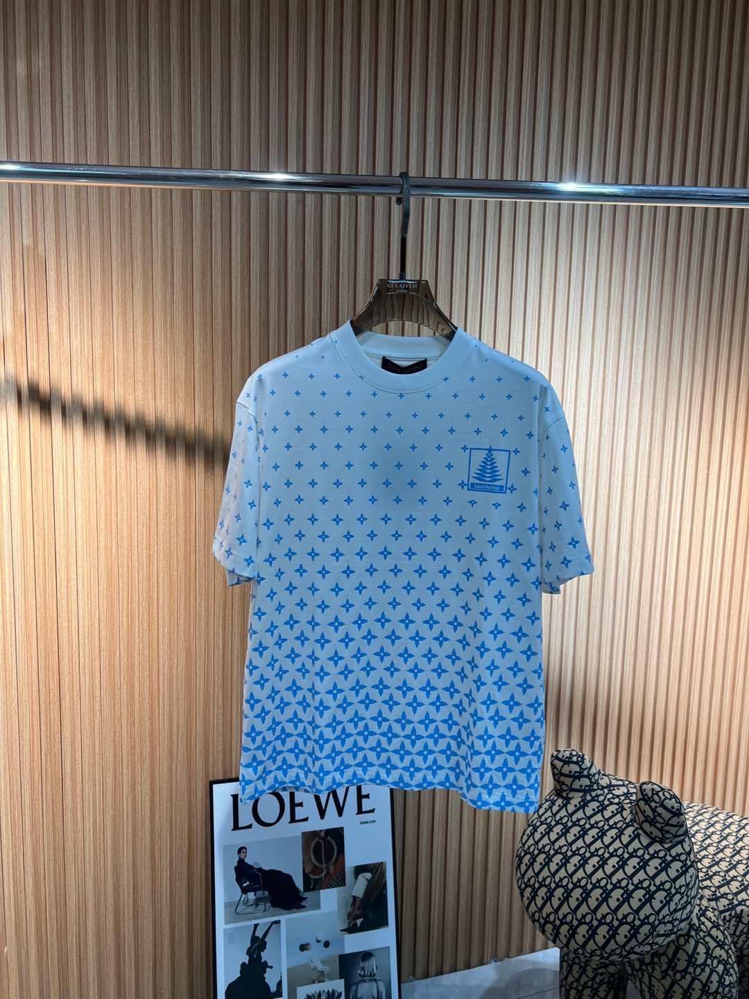   Lv  2025春夏新款首发专柜最新款短袖圆领T恤 高端订制 设计前卫时尚！品牌logo重工艺设计 