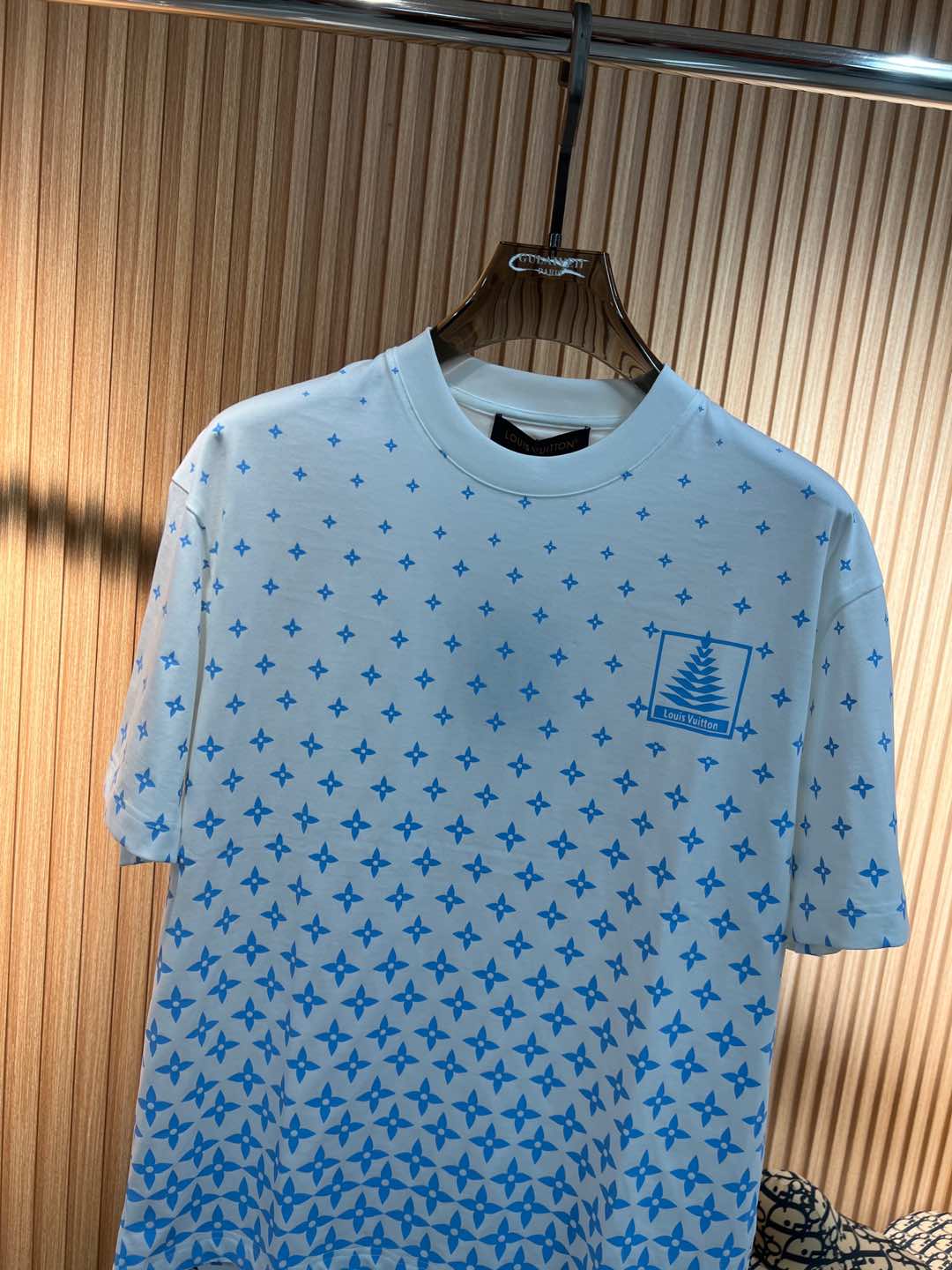   Lv  2025春夏新款首发专柜最新款短袖圆领T恤 高端订制 设计前卫时尚！品牌logo重工艺设计 