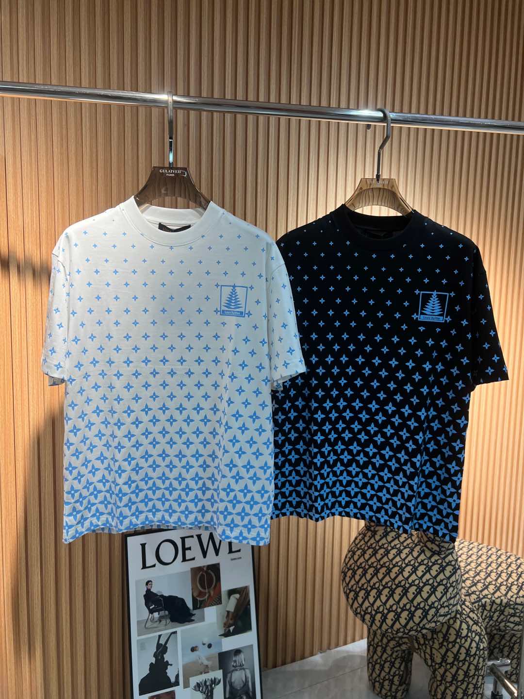   Lv  2025春夏新款首发专柜最新款短袖圆领T恤 高端订制 设计前卫时尚！品牌logo重工艺设计 