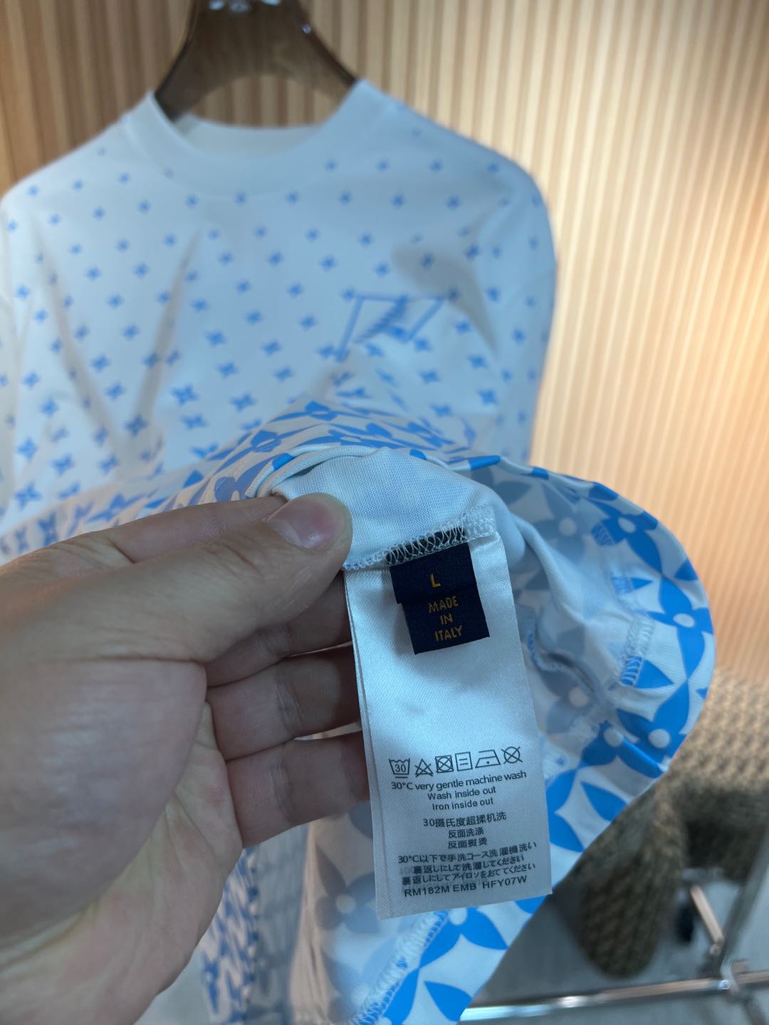   Lv  2025春夏新款首发专柜最新款短袖圆领T恤 高端订制 设计前卫时尚！品牌logo重工艺设计 