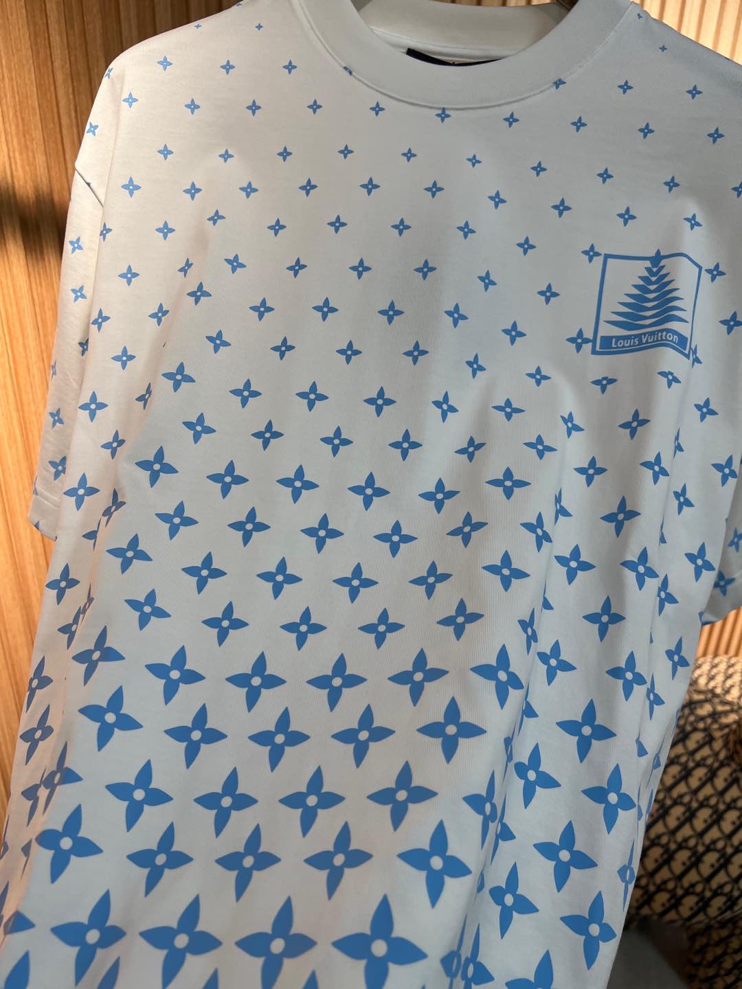   Lv  2025春夏新款首发专柜最新款短袖圆领T恤 高端订制 设计前卫时尚！品牌logo重工艺设计 