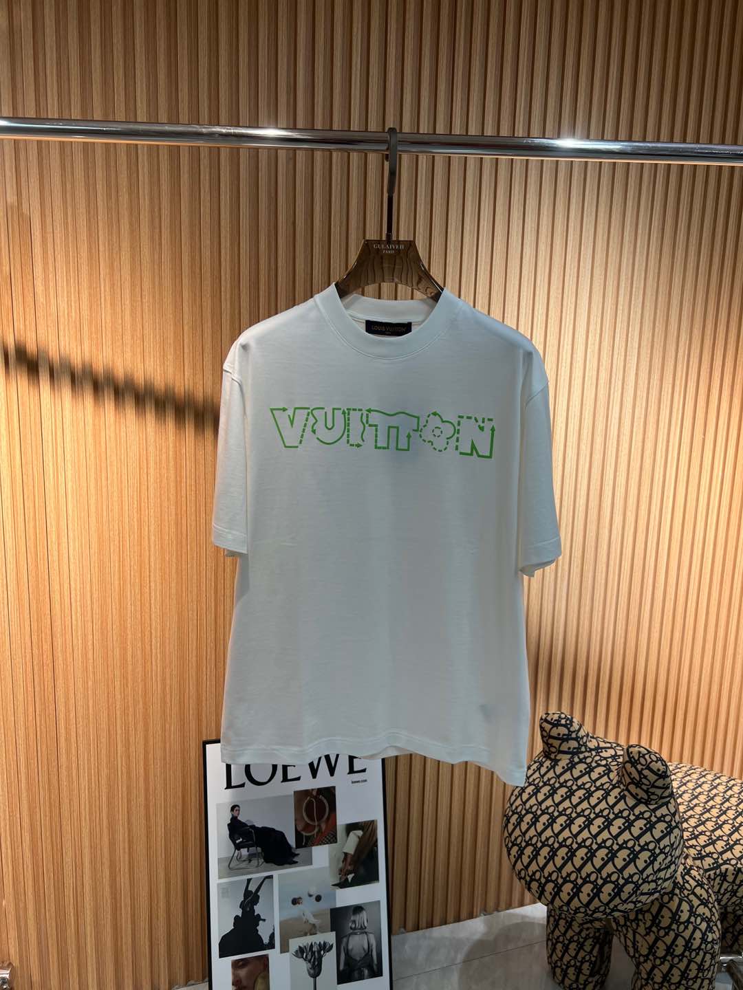   Lv  2025春夏新款首发专柜最新款短袖圆领T恤 高端订制 设计前卫时尚！品牌logo重工艺设计 