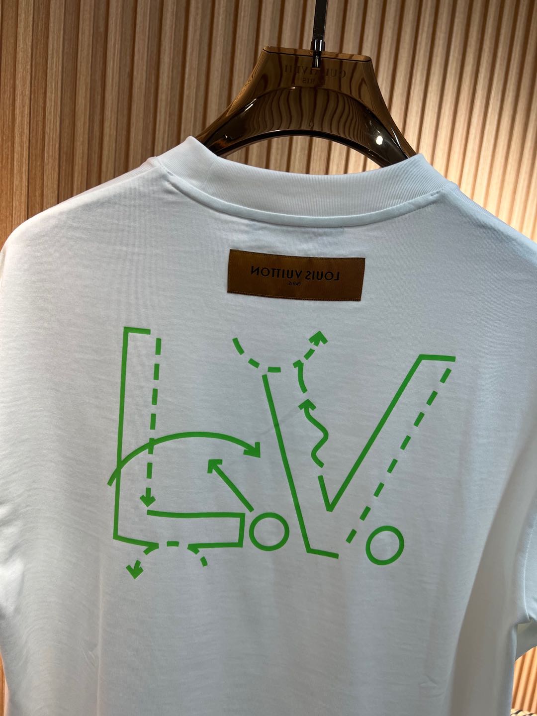   Lv  2025春夏新款首发专柜最新款短袖圆领T恤 高端订制 设计前卫时尚！品牌logo重工艺设计 