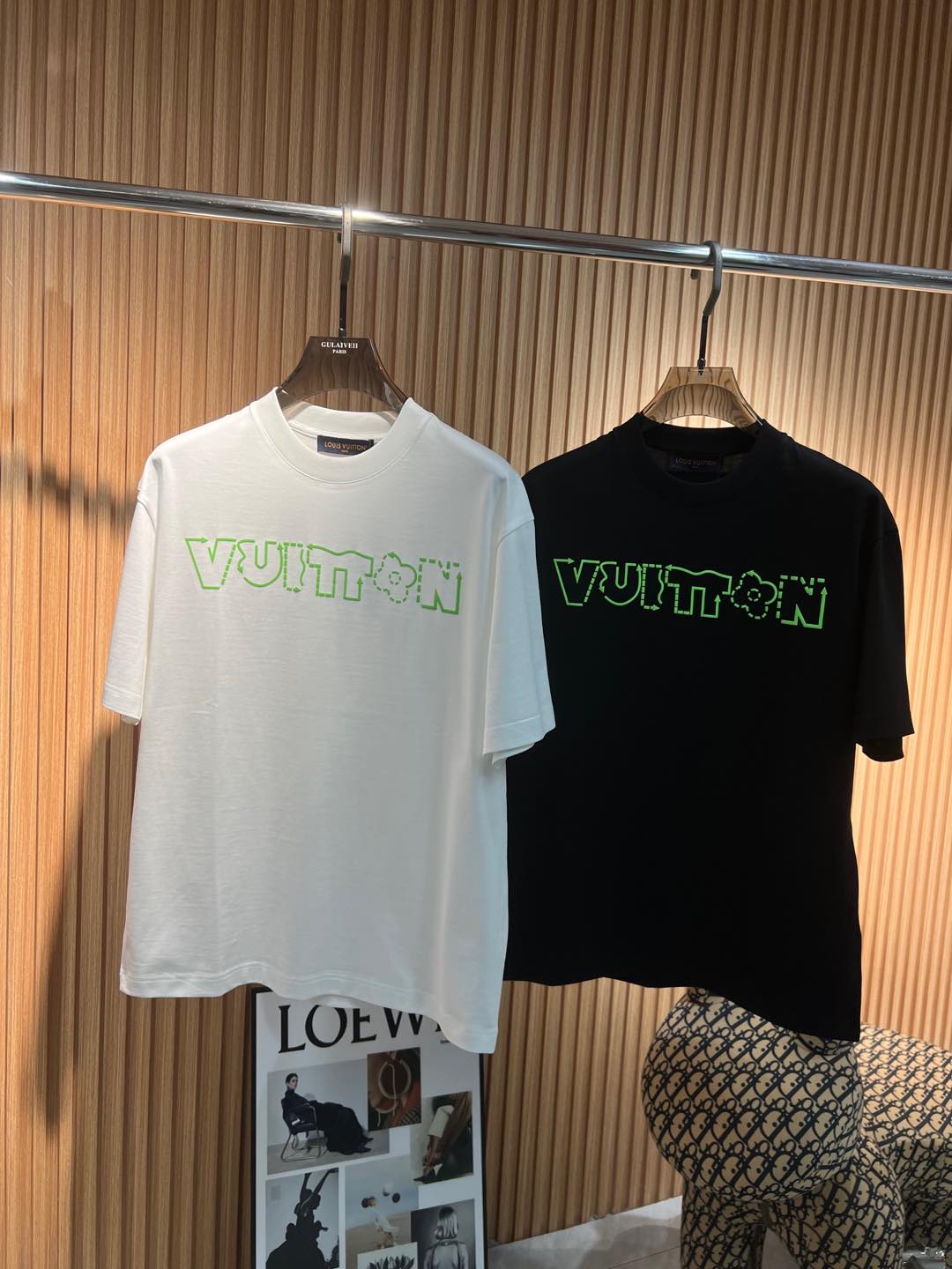   Lv  2025春夏新款首发专柜最新款短袖圆领T恤 高端订制 设计前卫时尚！品牌logo重工艺设计 