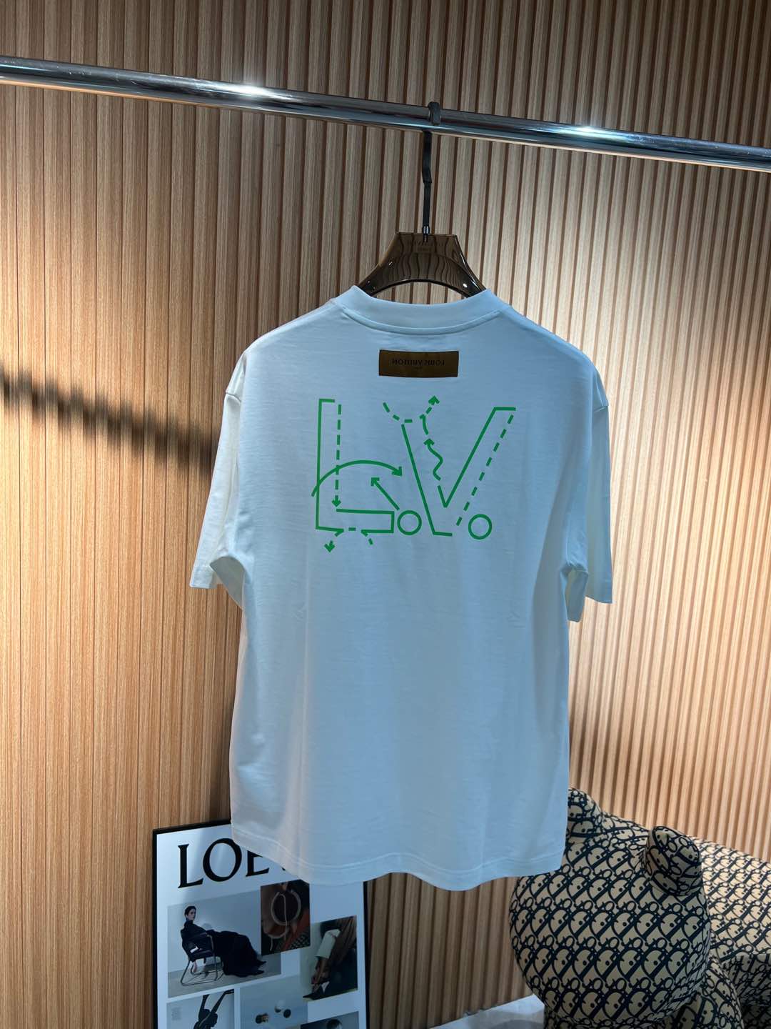   Lv  2025春夏新款首发专柜最新款短袖圆领T恤 高端订制 设计前卫时尚！品牌logo重工艺设计 