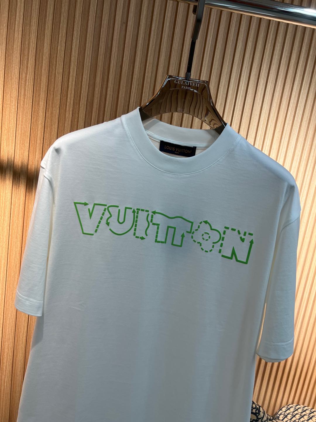  Lv  2025春夏新款首发专柜最新款短袖圆领T恤 高端订制 设计前卫时尚！品牌logo重工艺设计 