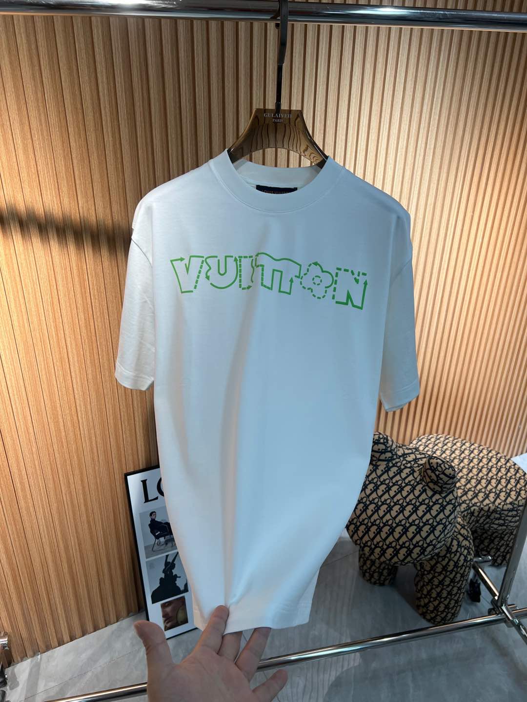   Lv  2025春夏新款首发专柜最新款短袖圆领T恤 高端订制 设计前卫时尚！品牌logo重工艺设计 