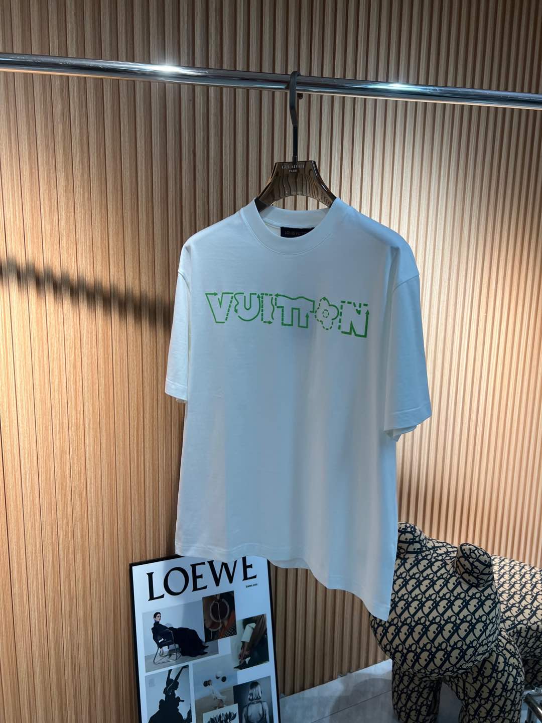   Lv  2025春夏新款首发专柜最新款短袖圆领T恤 高端订制 设计前卫时尚！品牌logo重工艺设计 
