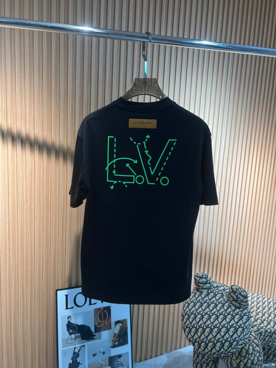   Lv  2025春夏新款首发专柜最新款短袖圆领T恤 高端订制 设计前卫时尚！品牌logo重工艺设计 