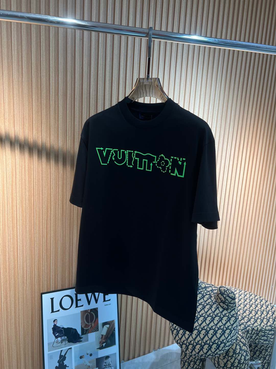   Lv  2025春夏新款首发专柜最新款短袖圆领T恤 高端订制 设计前卫时尚！品牌logo重工艺设计 