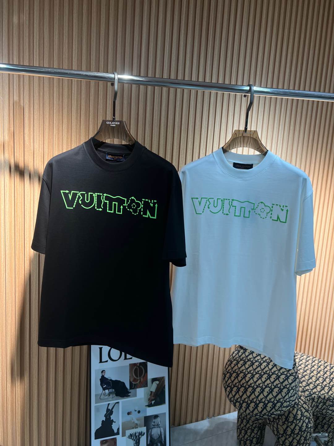   Lv  2025春夏新款首发专柜最新款短袖圆领T恤 高端订制 设计前卫时尚！品牌logo重工艺设计 