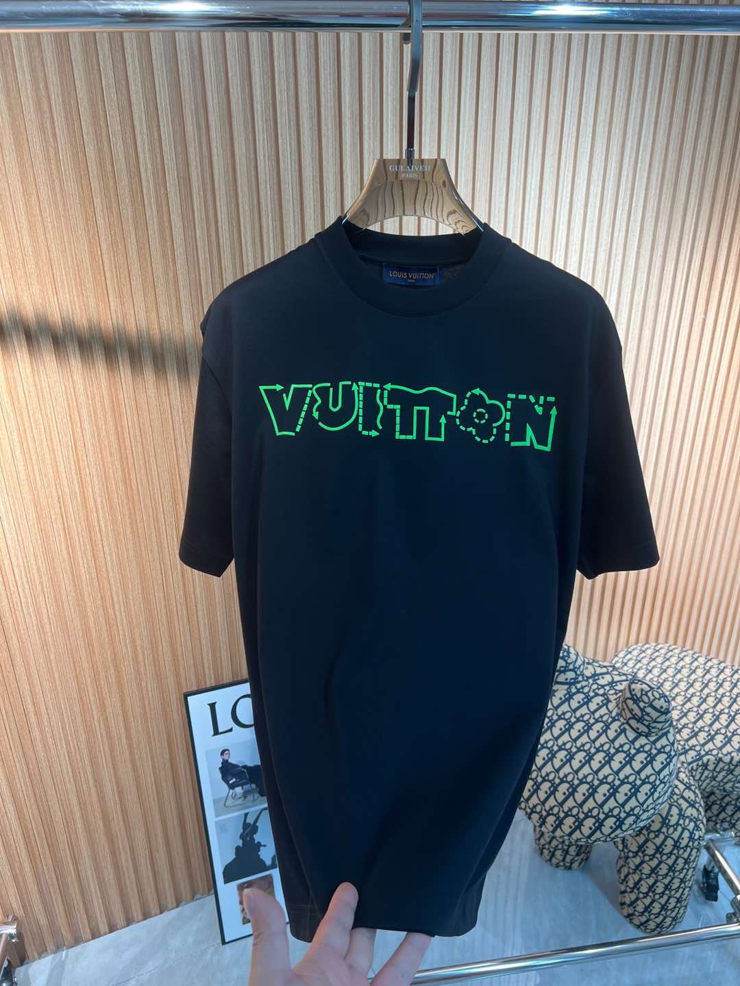   Lv  2025春夏新款首发专柜最新款短袖圆领T恤 高端订制 设计前卫时尚！品牌logo重工艺设计 