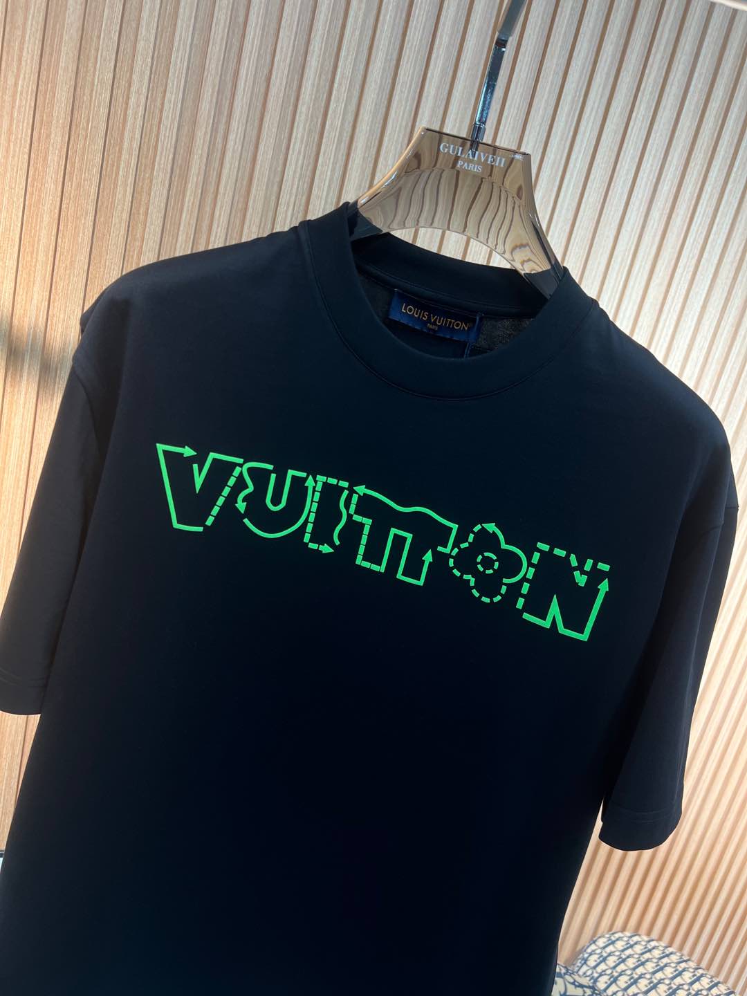   Lv  2025春夏新款首发专柜最新款短袖圆领T恤 高端订制 设计前卫时尚！品牌logo重工艺设计 