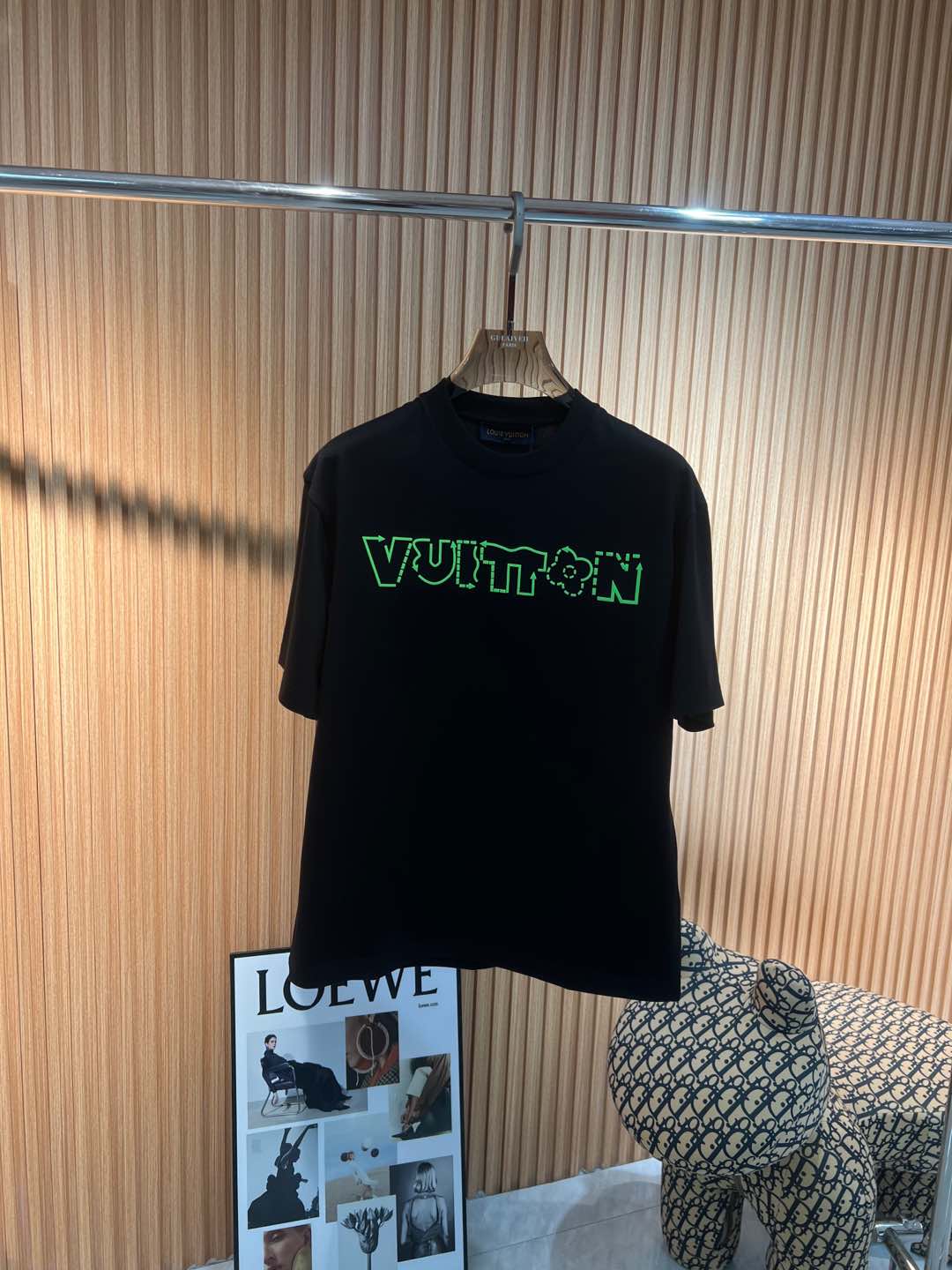   Lv  2025春夏新款首发专柜最新款短袖圆领T恤 高端订制 设计前卫时尚！品牌logo重工艺设计 