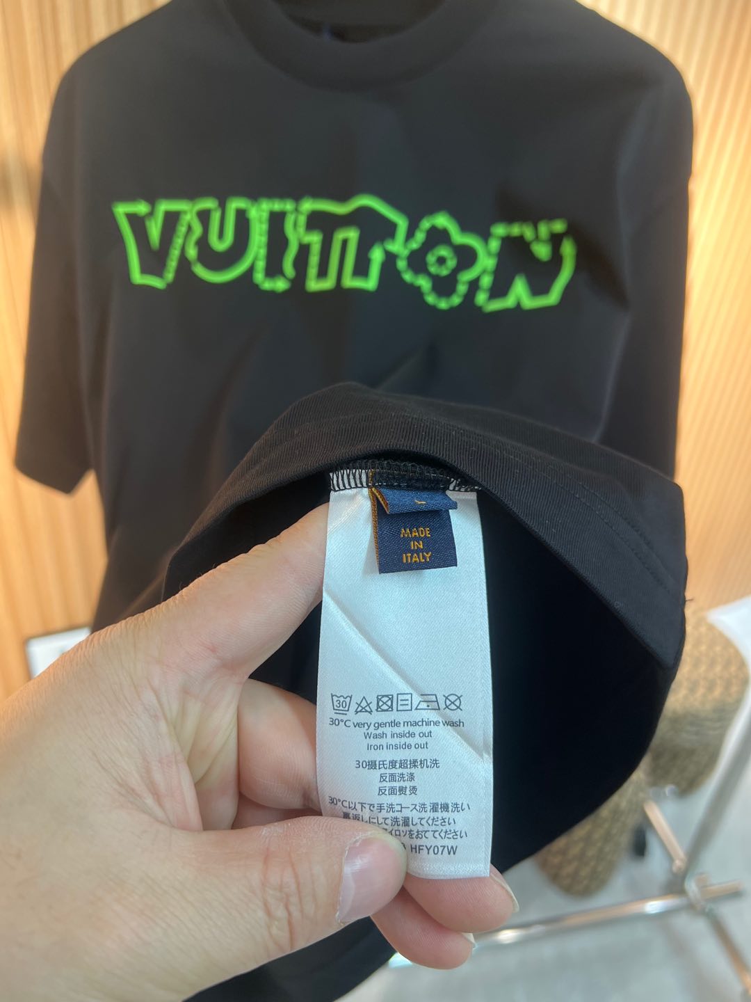   Lv  2025春夏新款首发专柜最新款短袖圆领T恤 高端订制 设计前卫时尚！品牌logo重工艺设计 
