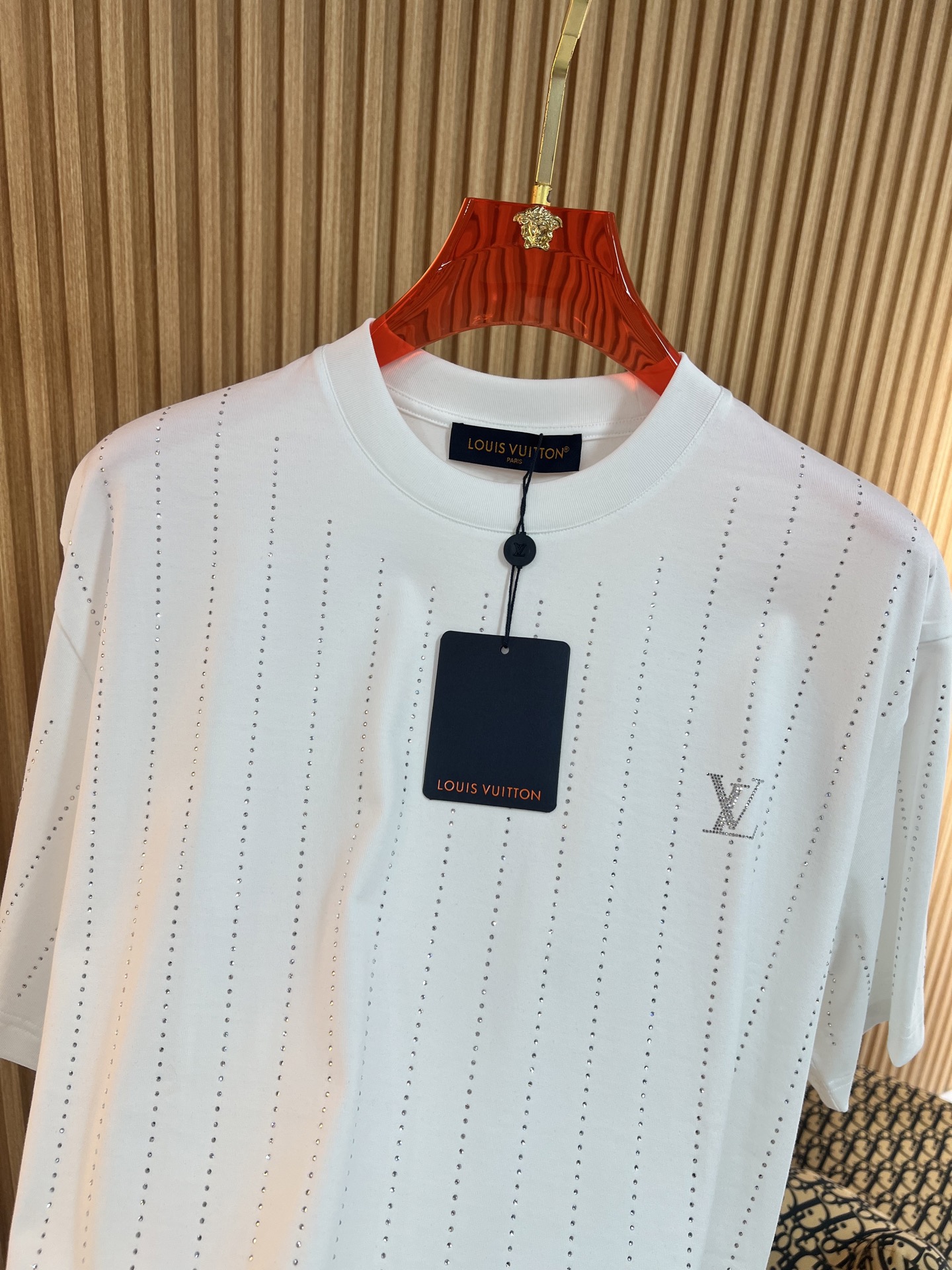   Lv  2025春夏新款首发专柜最新款短袖圆领T恤 高端订制 设计前卫时尚！品牌logo重工定位奥钻