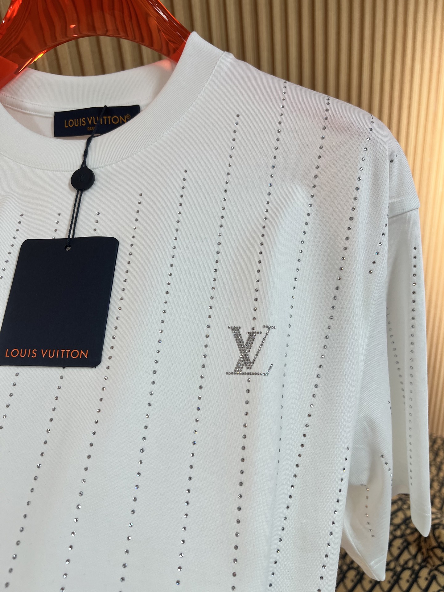   Lv  2025春夏新款首发专柜最新款短袖圆领T恤 高端订制 设计前卫时尚！品牌logo重工定位奥钻