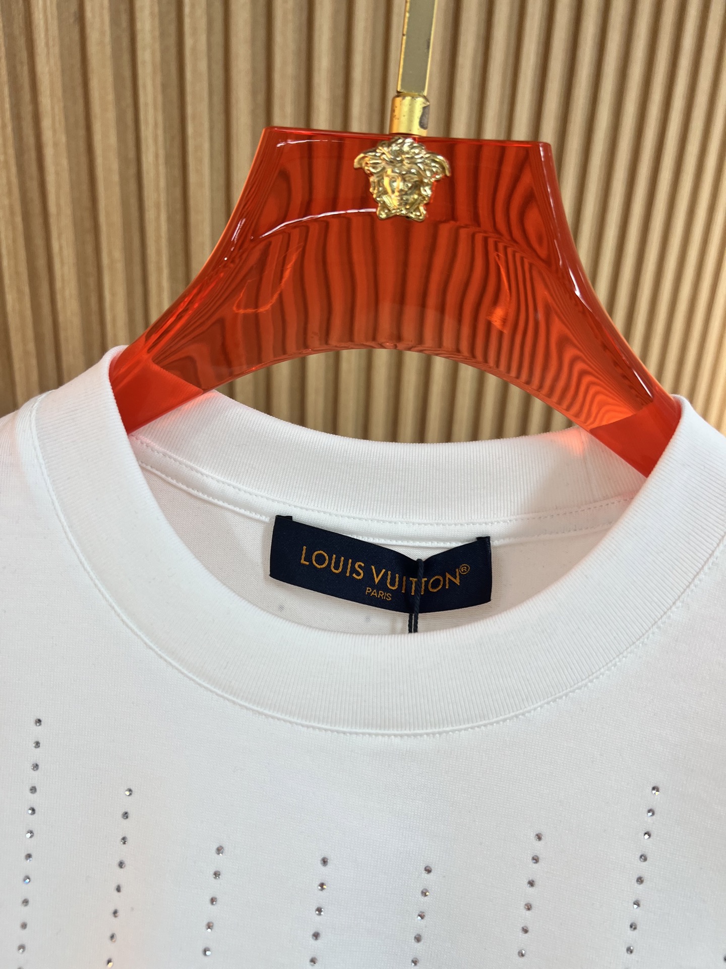   Lv  2025春夏新款首发专柜最新款短袖圆领T恤 高端订制 设计前卫时尚！品牌logo重工定位奥钻