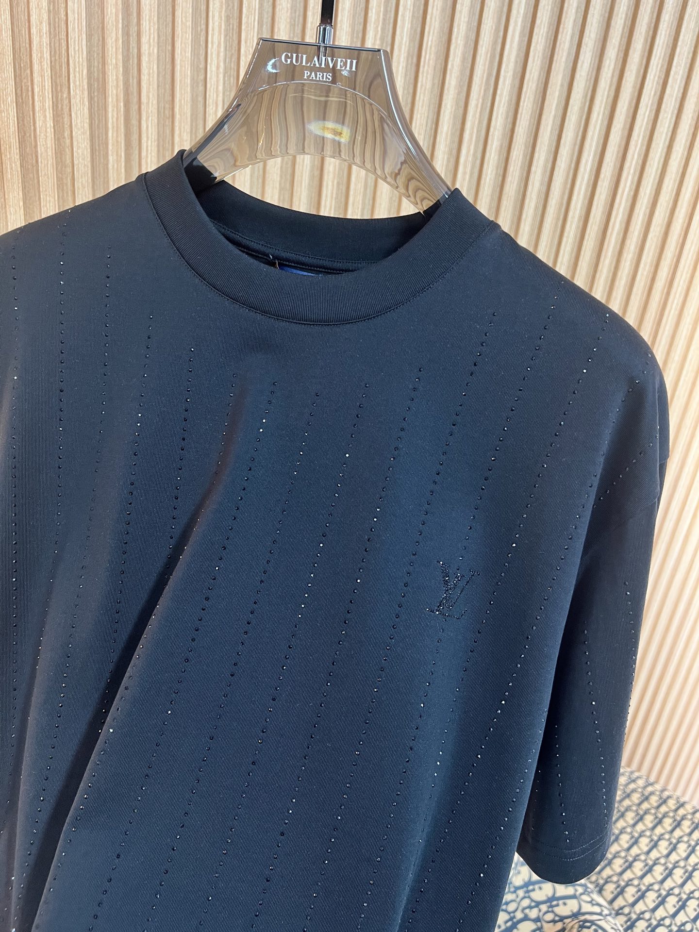   Lv  2025春夏新款首发专柜最新款短袖圆领T恤 高端订制 设计前卫时尚！品牌logo重工定位奥钻
