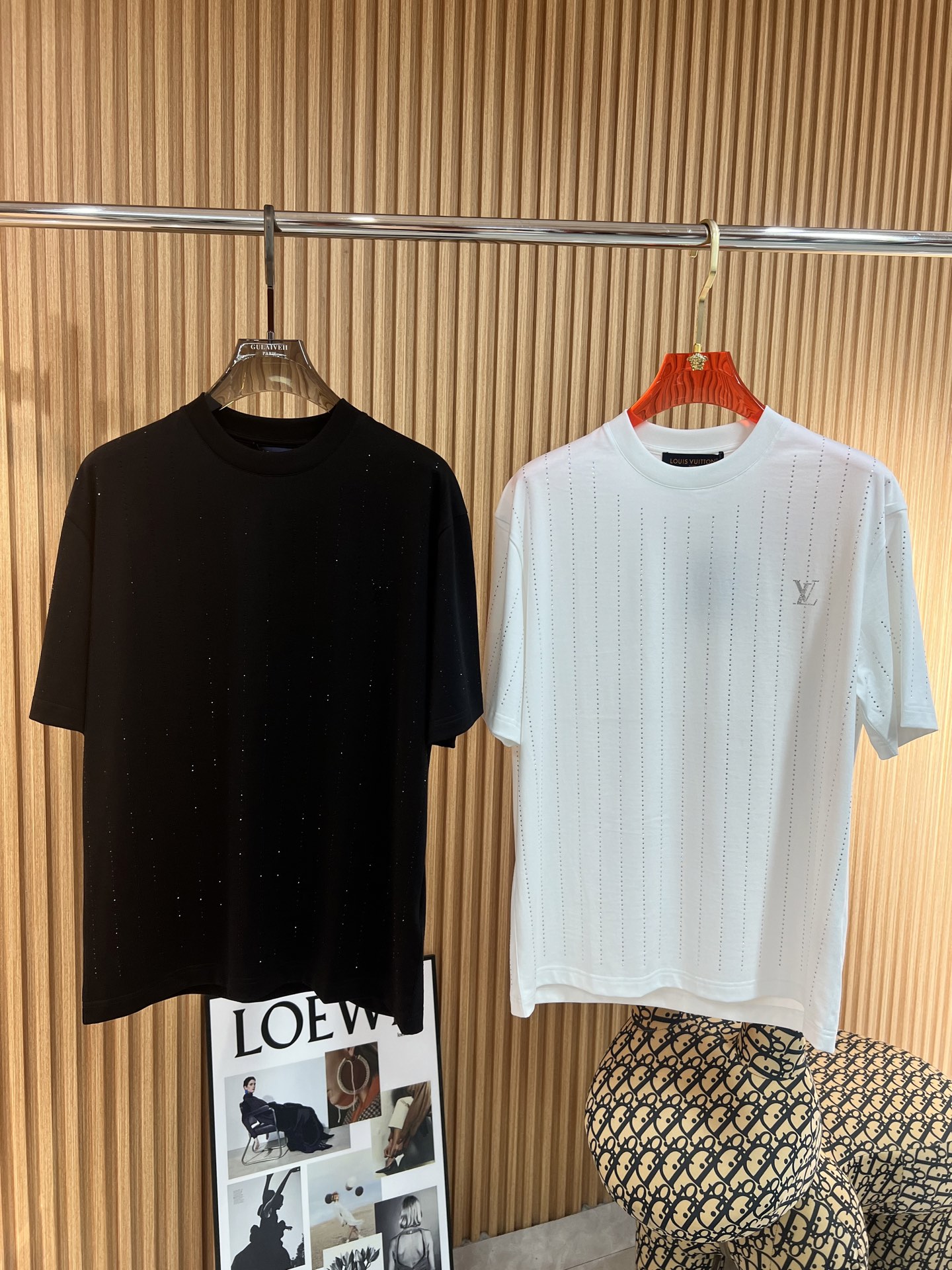   Lv  2025春夏新款首发专柜最新款短袖圆领T恤 高端订制 设计前卫时尚！品牌logo重工定位奥钻