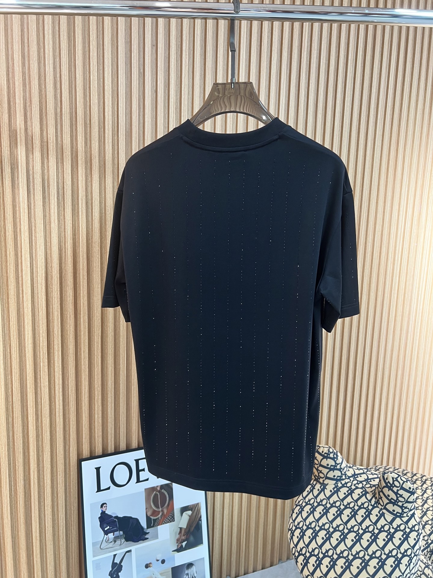   Lv  2025春夏新款首发专柜最新款短袖圆领T恤 高端订制 设计前卫时尚！品牌logo重工定位奥钻