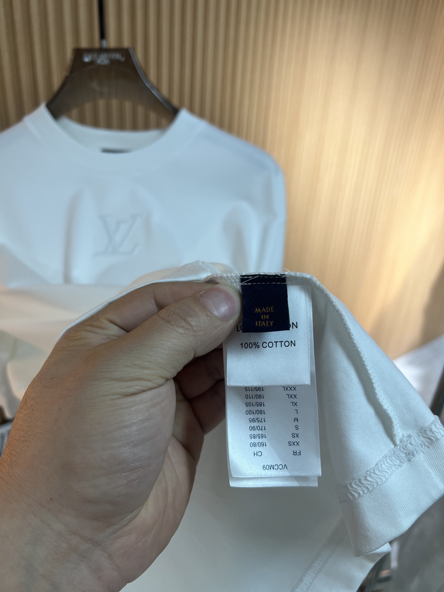    🆕LV  2025春夏新款首发专柜最新款短袖圆领T恤 高端订制 设计前卫时尚！品牌logo重工艺设