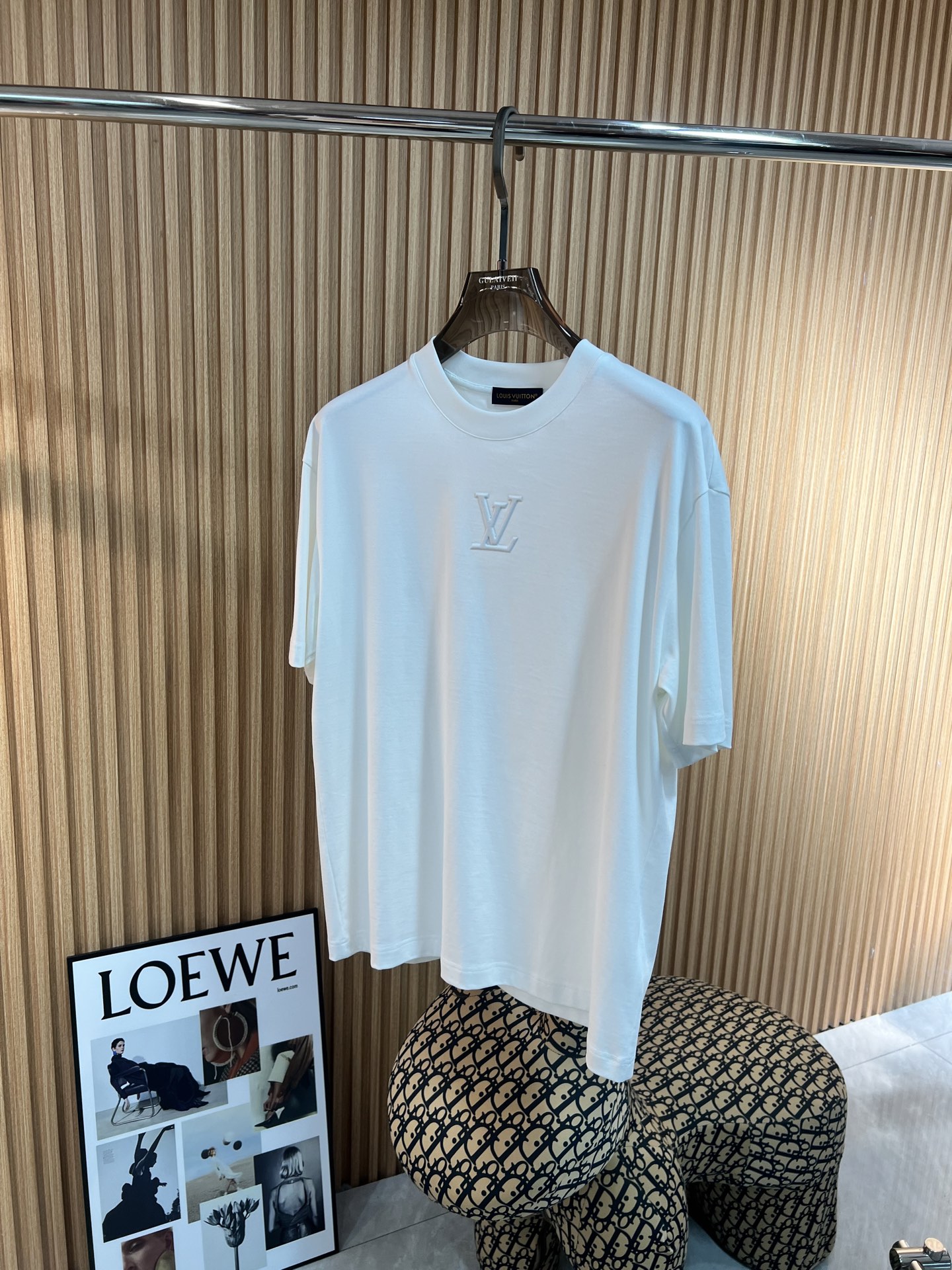   🆕LV  2025春夏新款首发专柜最新款短袖圆领T恤 高端订制 设计前卫时尚！品牌logo重工艺设